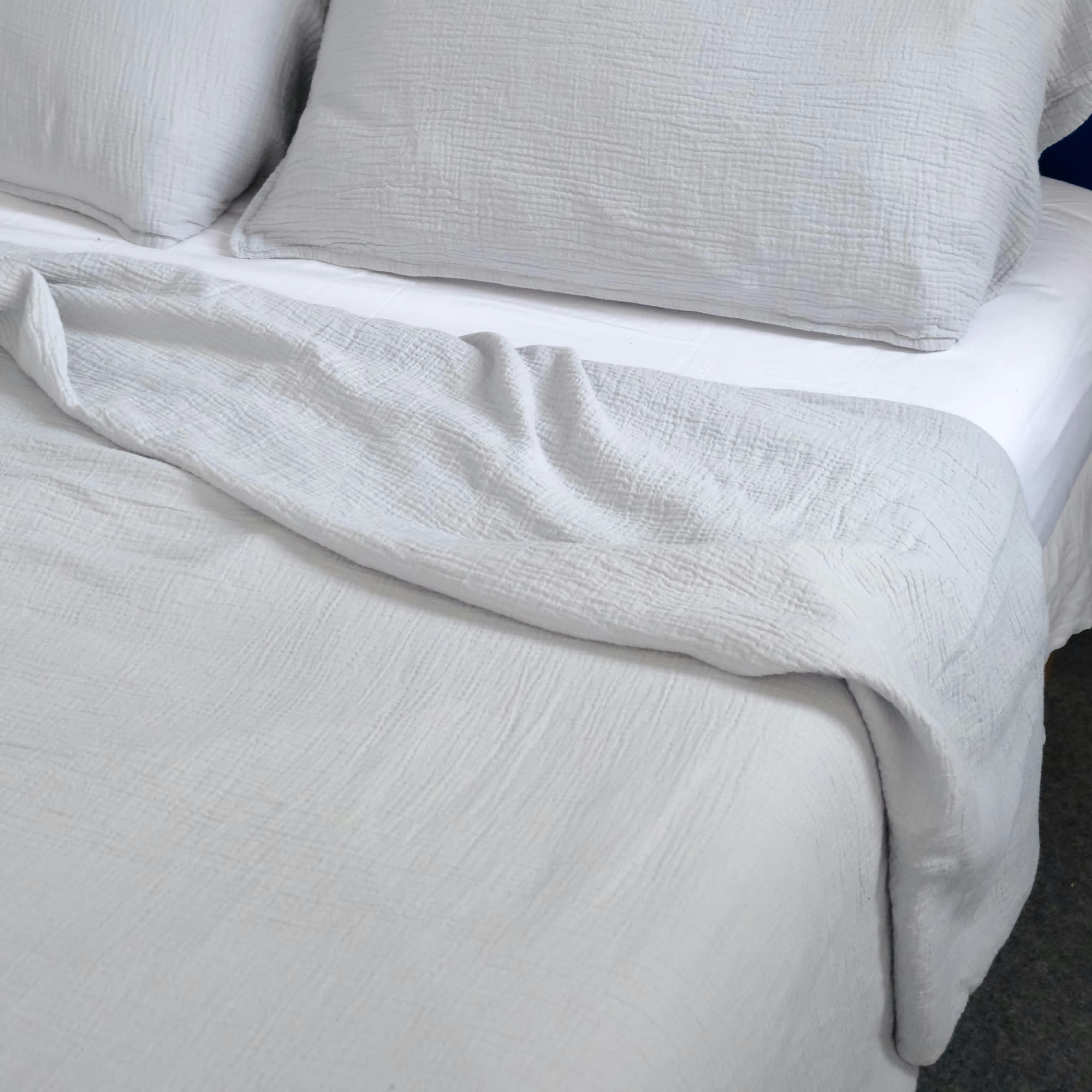 - Drap plat en double gaze de coton bleu subtil