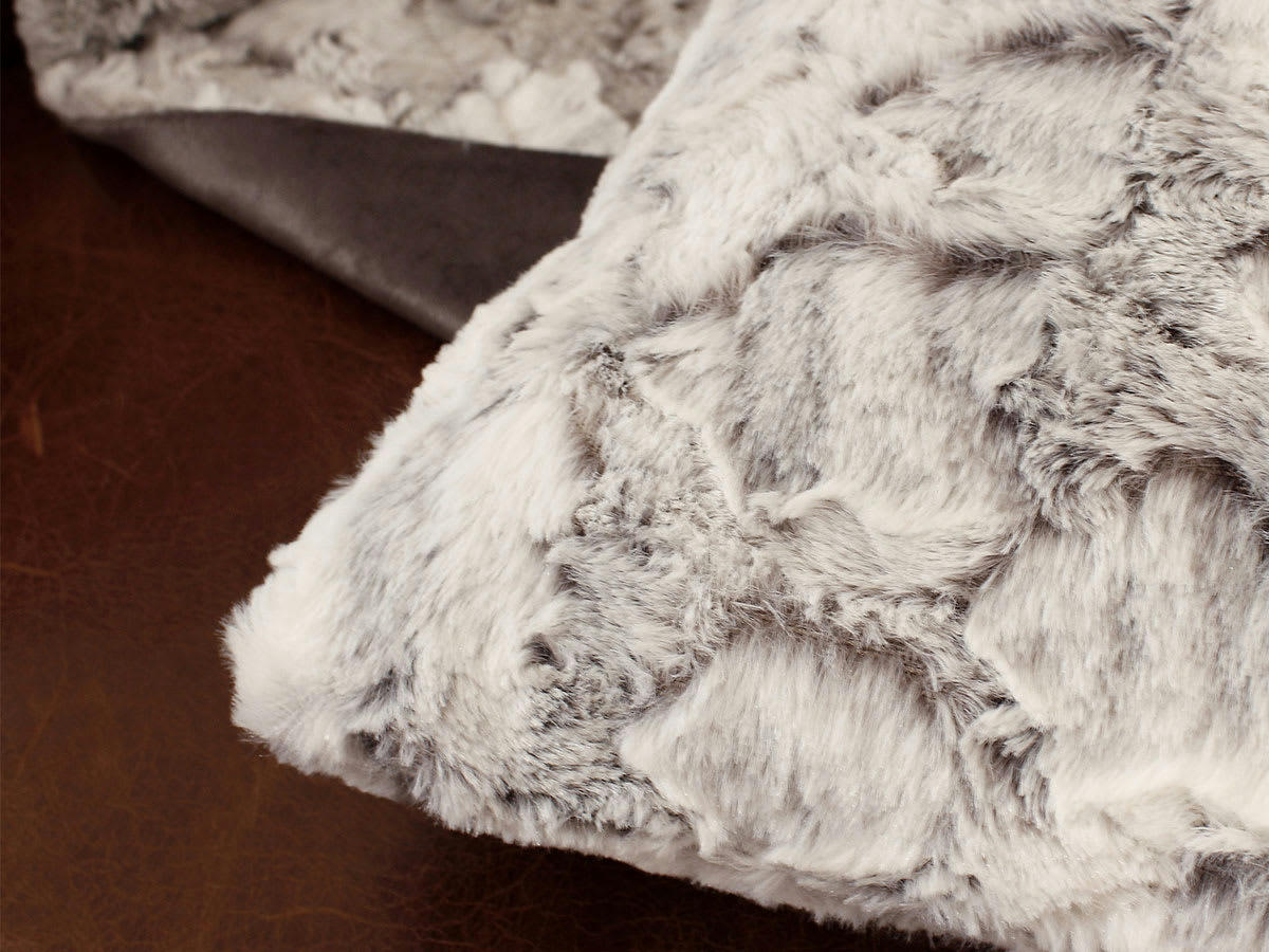 - Coussin non déhoussable en fausse fourrure gris clair 40x40 cm