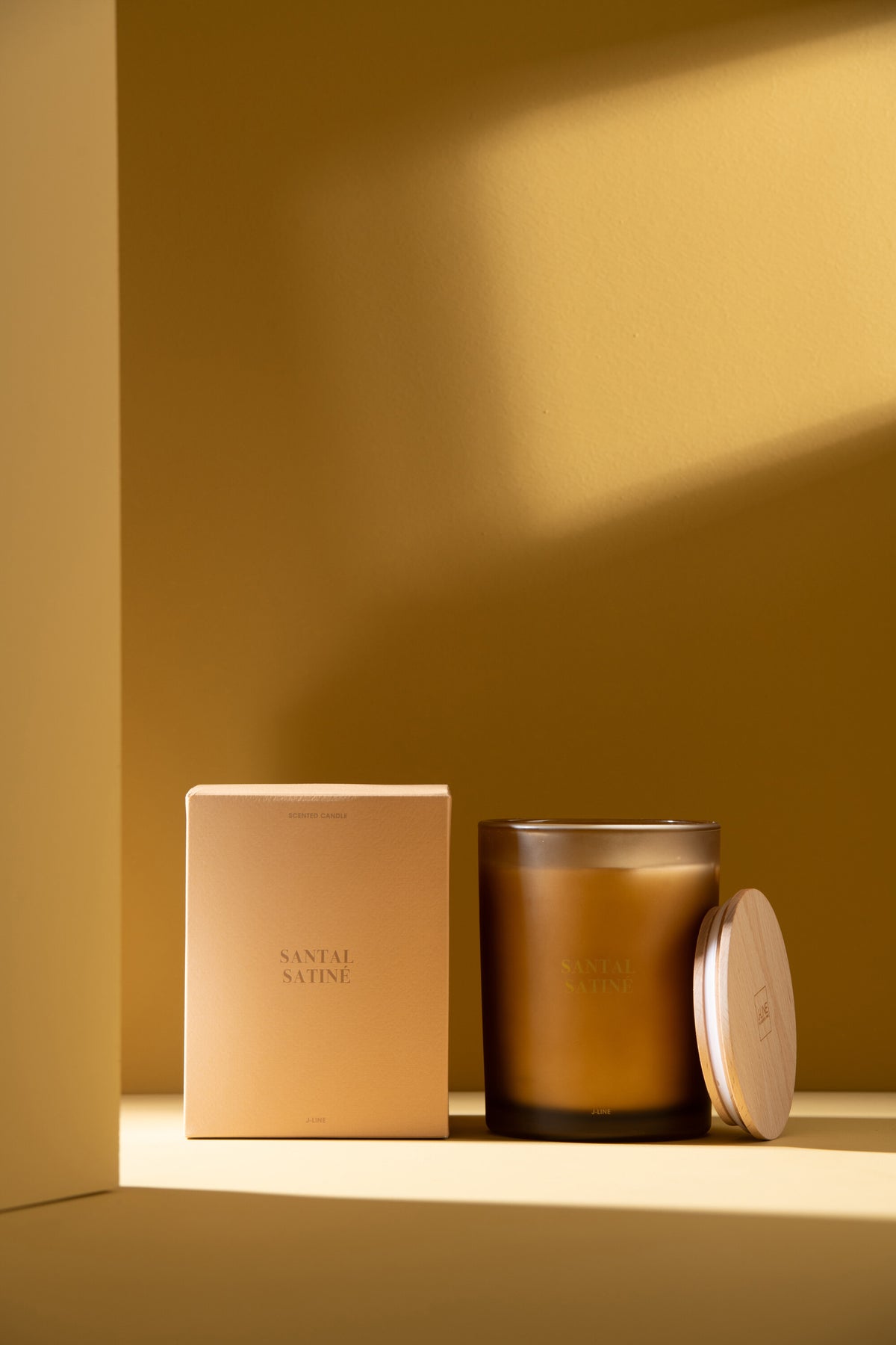J-Line geurkaars Accords Essentiels - Santal Satiné - glas - geel - 52U