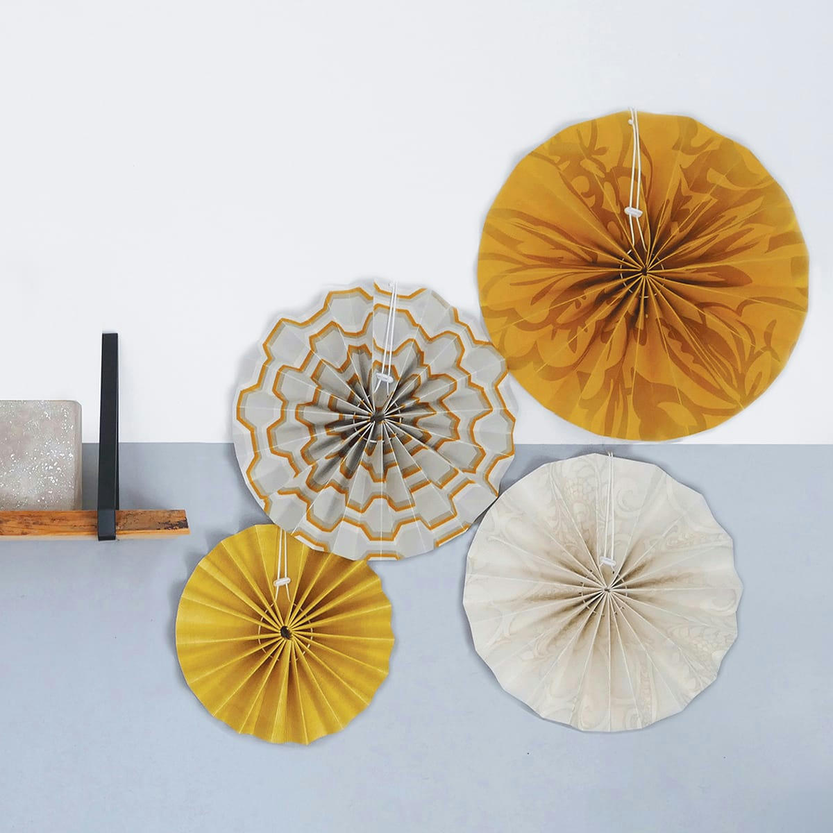 - Décorations murales en chutes de papiers peints 60 / 60 cm