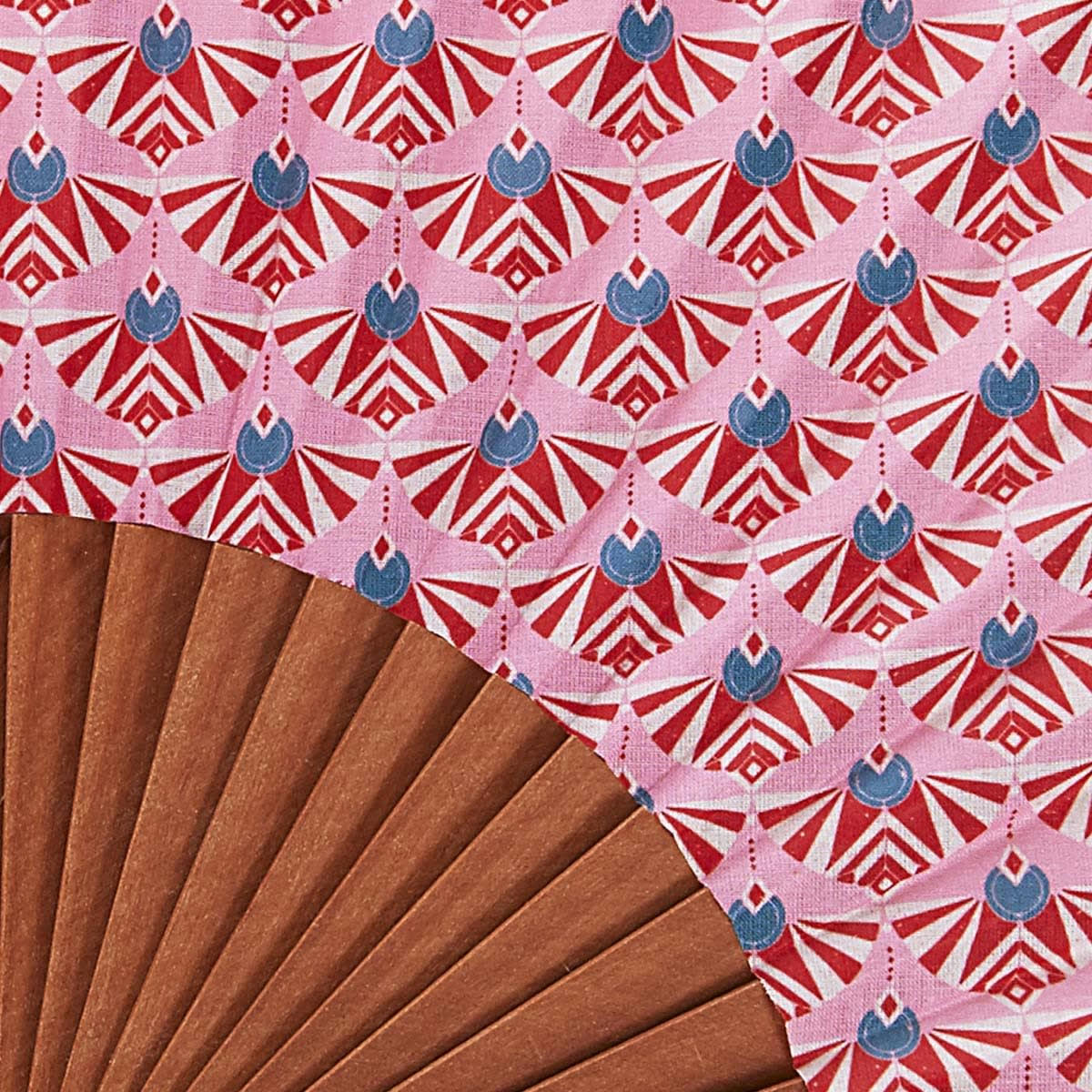 NOUR - Éventail en bois de merisier et coton imprimé graphique rose