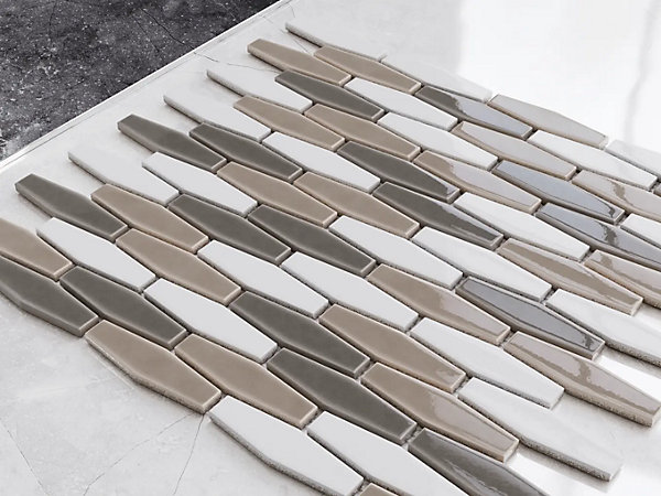Mosaïque en céramique sur maille pour salle de bain ou cuisine 30.2cm x 30.4cm - Long hexagon