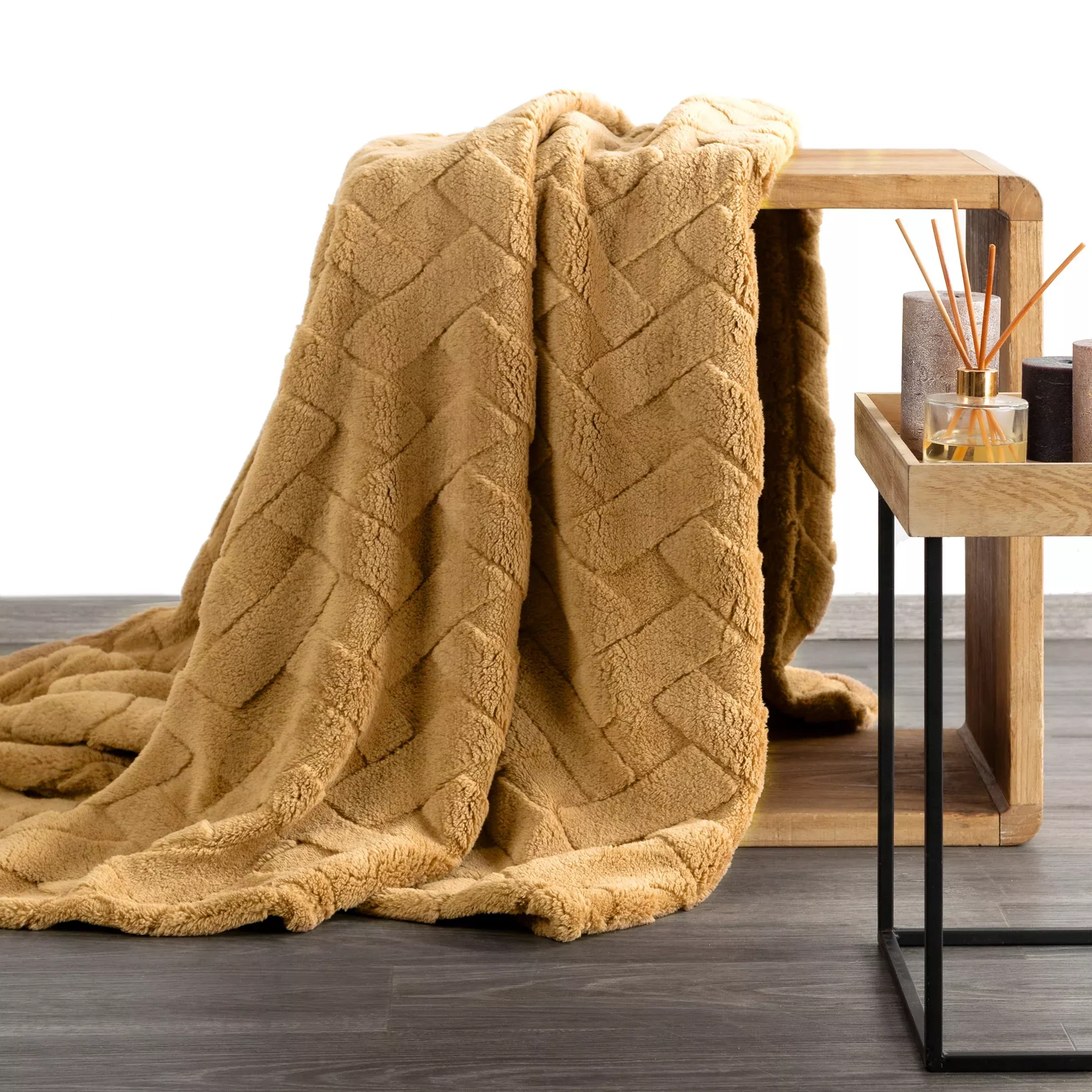 Koc flano 200x220 cm miodowy zdobiony wytłaczanym wzorem CARO Design 91