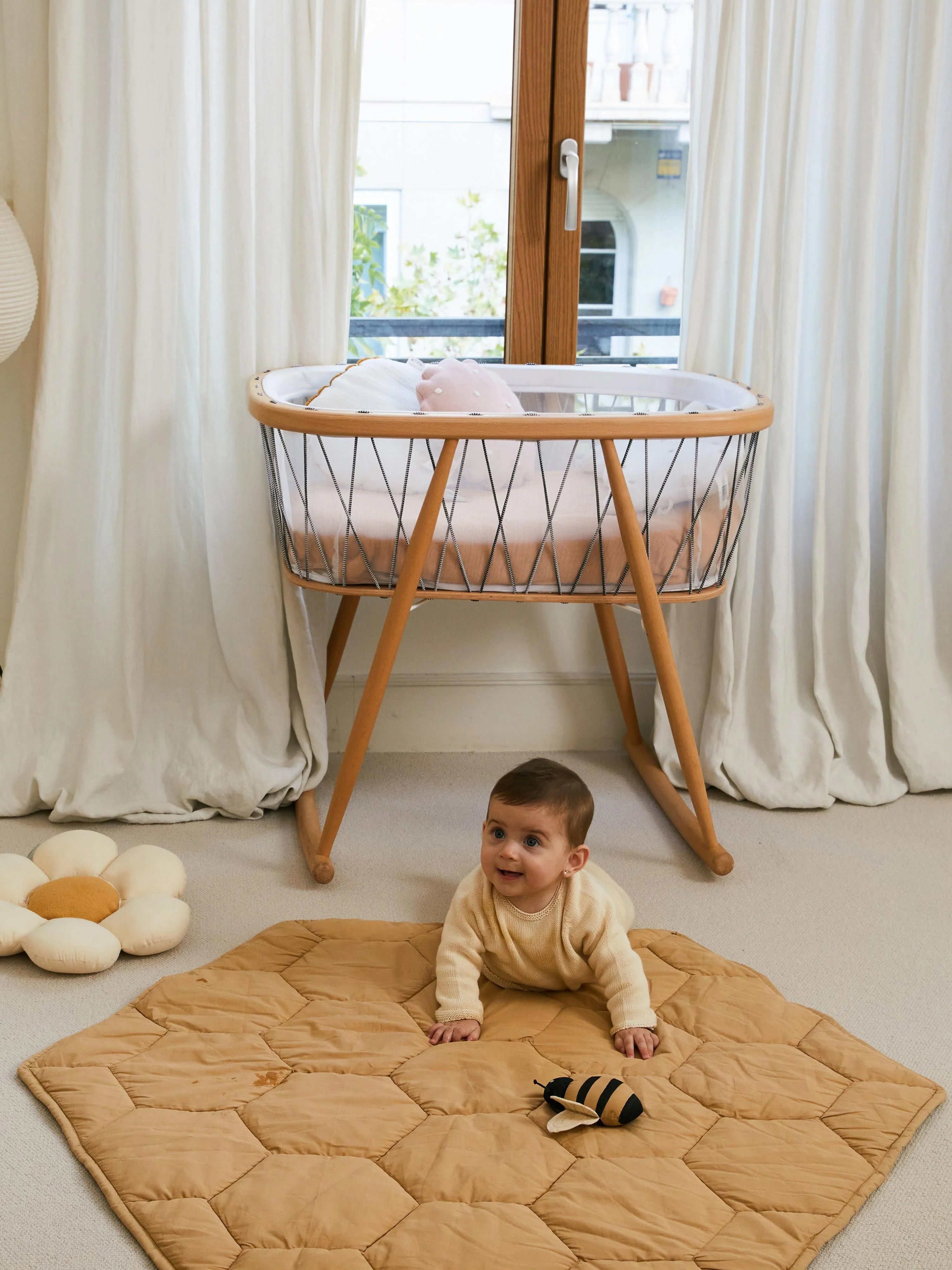 Handgefertigte Spielmatte Honeycomb mit Rasselspielzeug