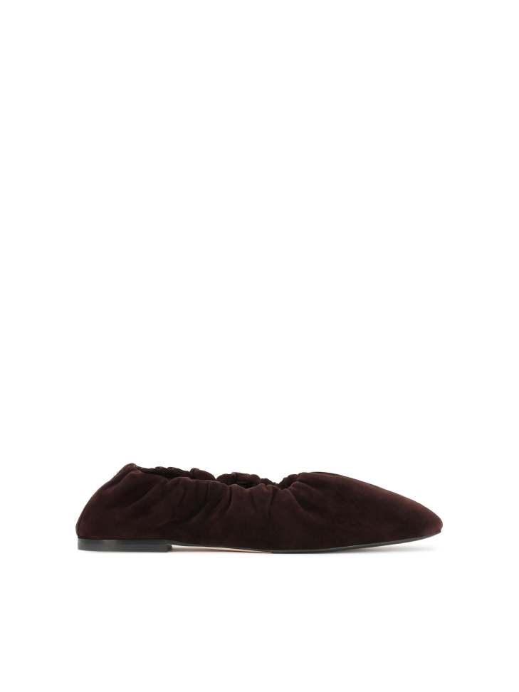 Brown suede ballerinas with elastic band and silver monogram
