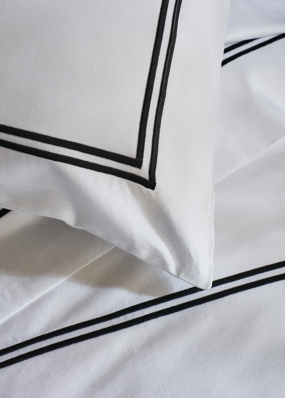 DRAP PLAT EN SATIN BLANC/NOIR