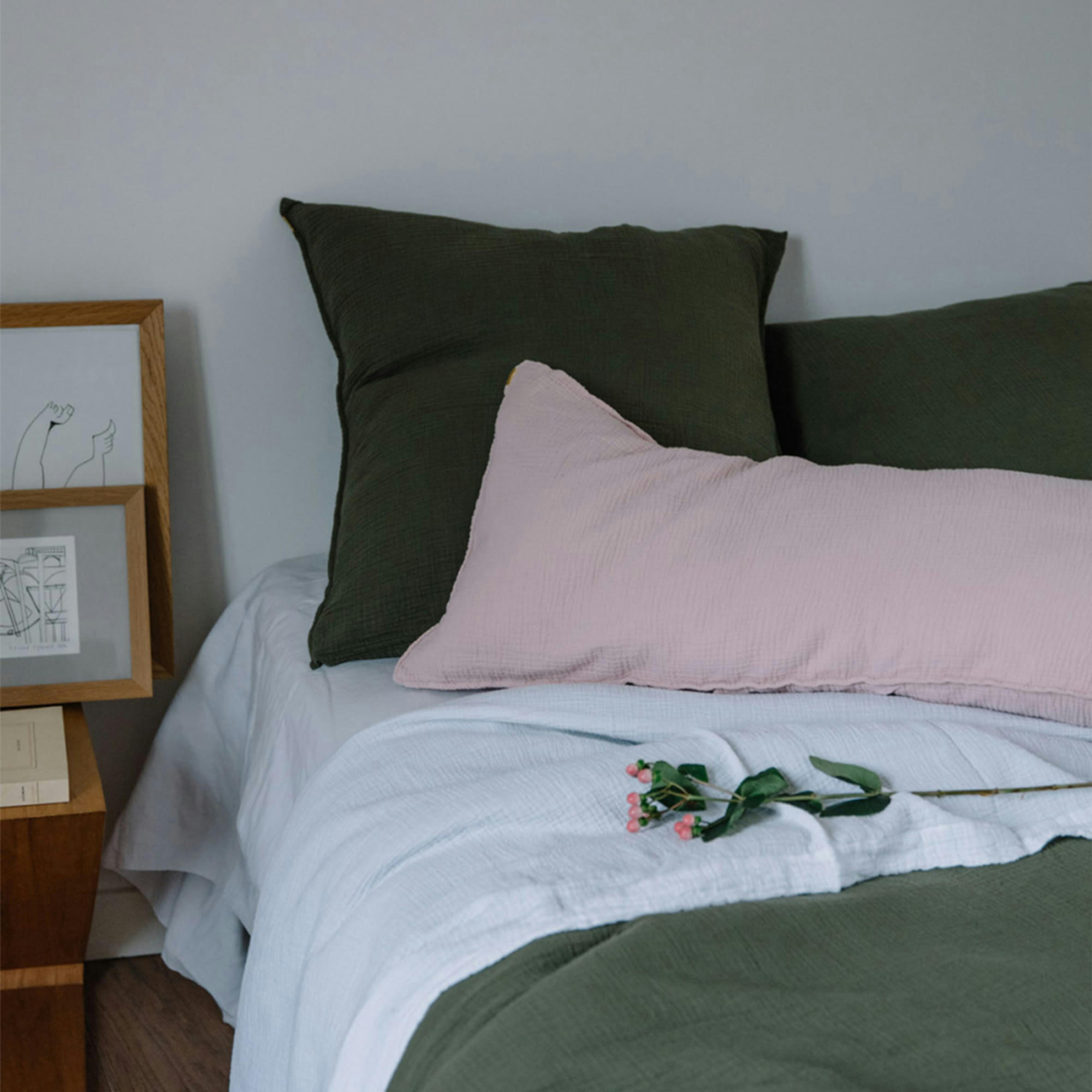 - Grand coussin en double gaze de coton rose délicat