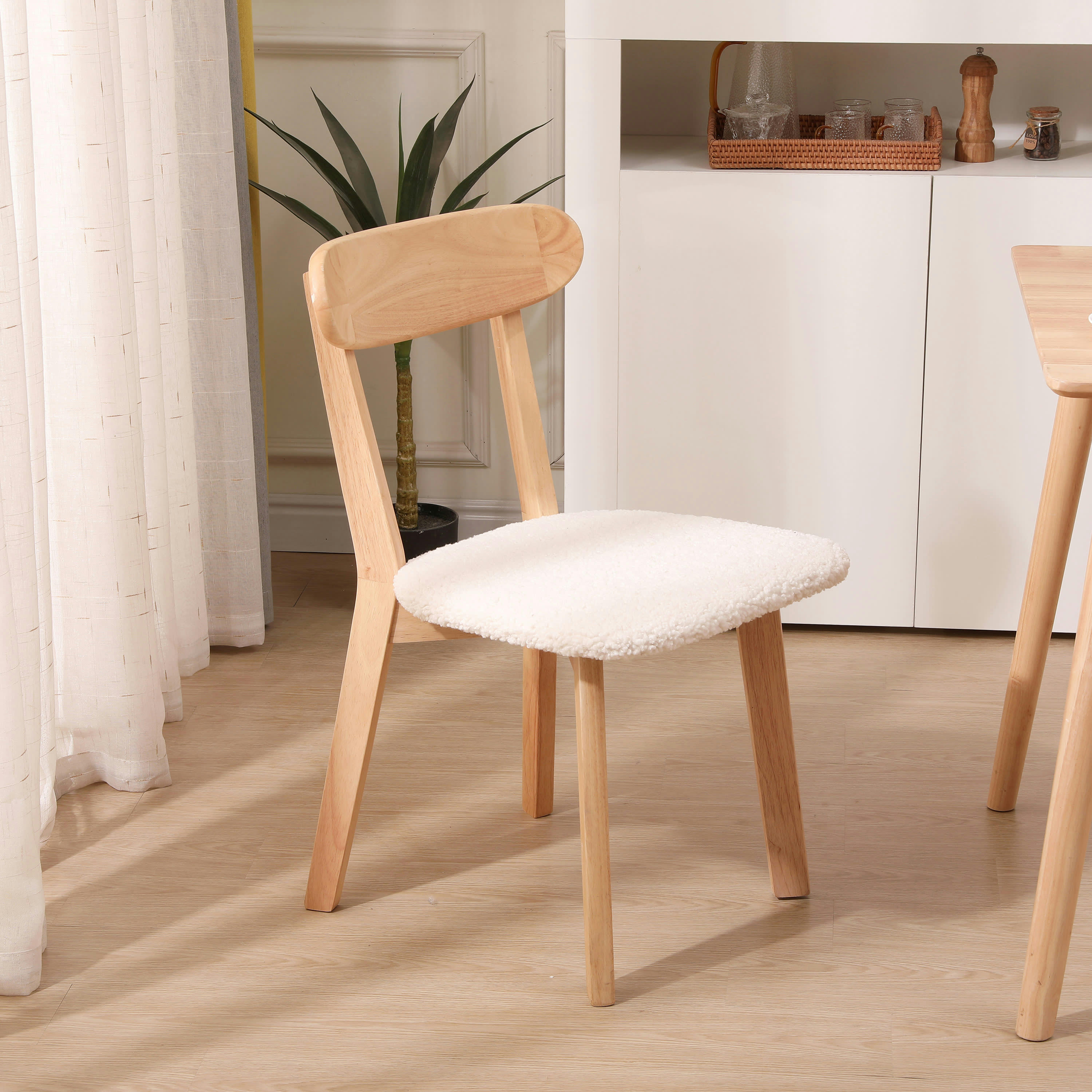 - Lot de 2 chaises en bois massif et bouclettes naturel