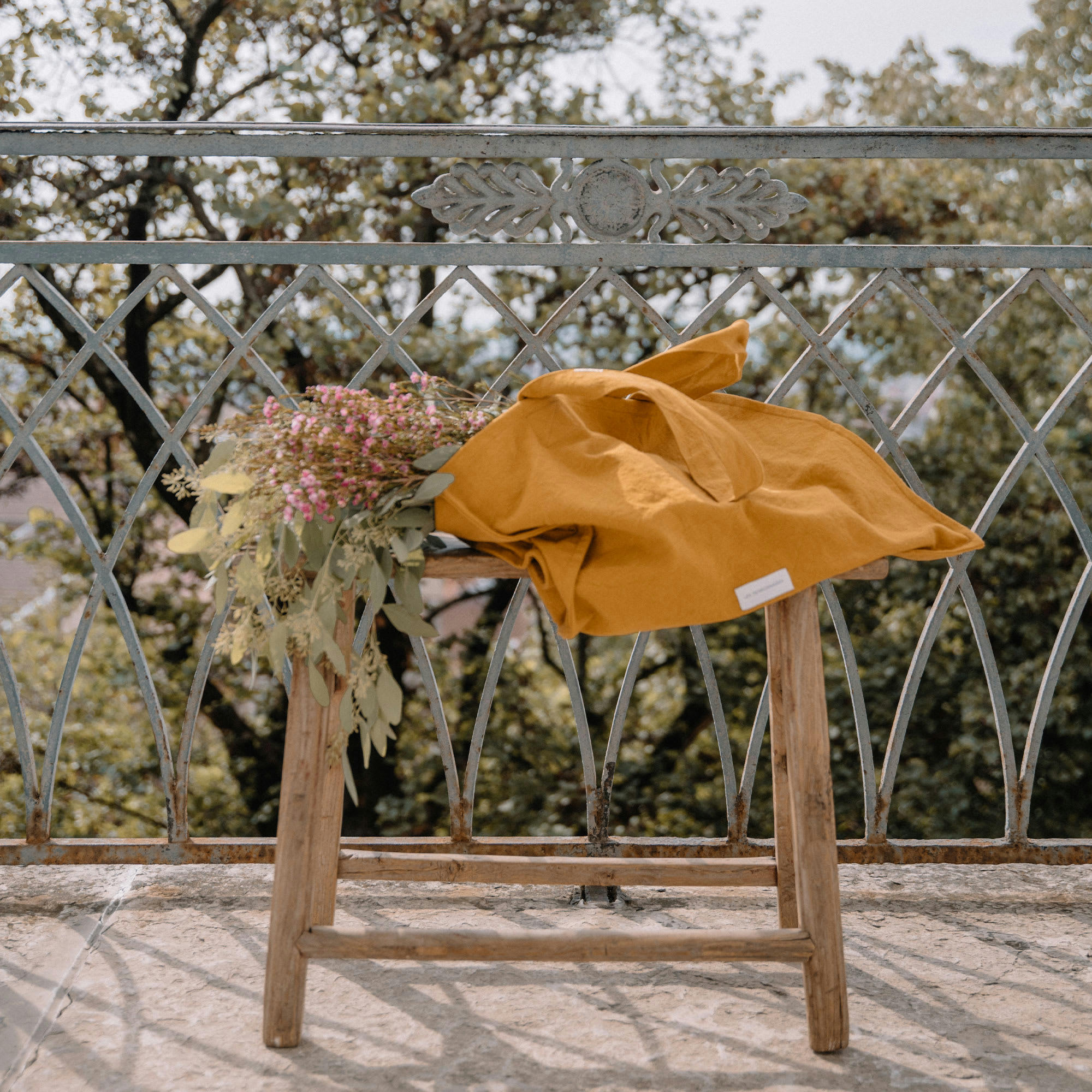 - Grand cabas en toile de coton bio jaune safran