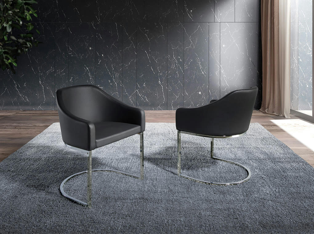 - Chaise en simili cuir noir et chromé