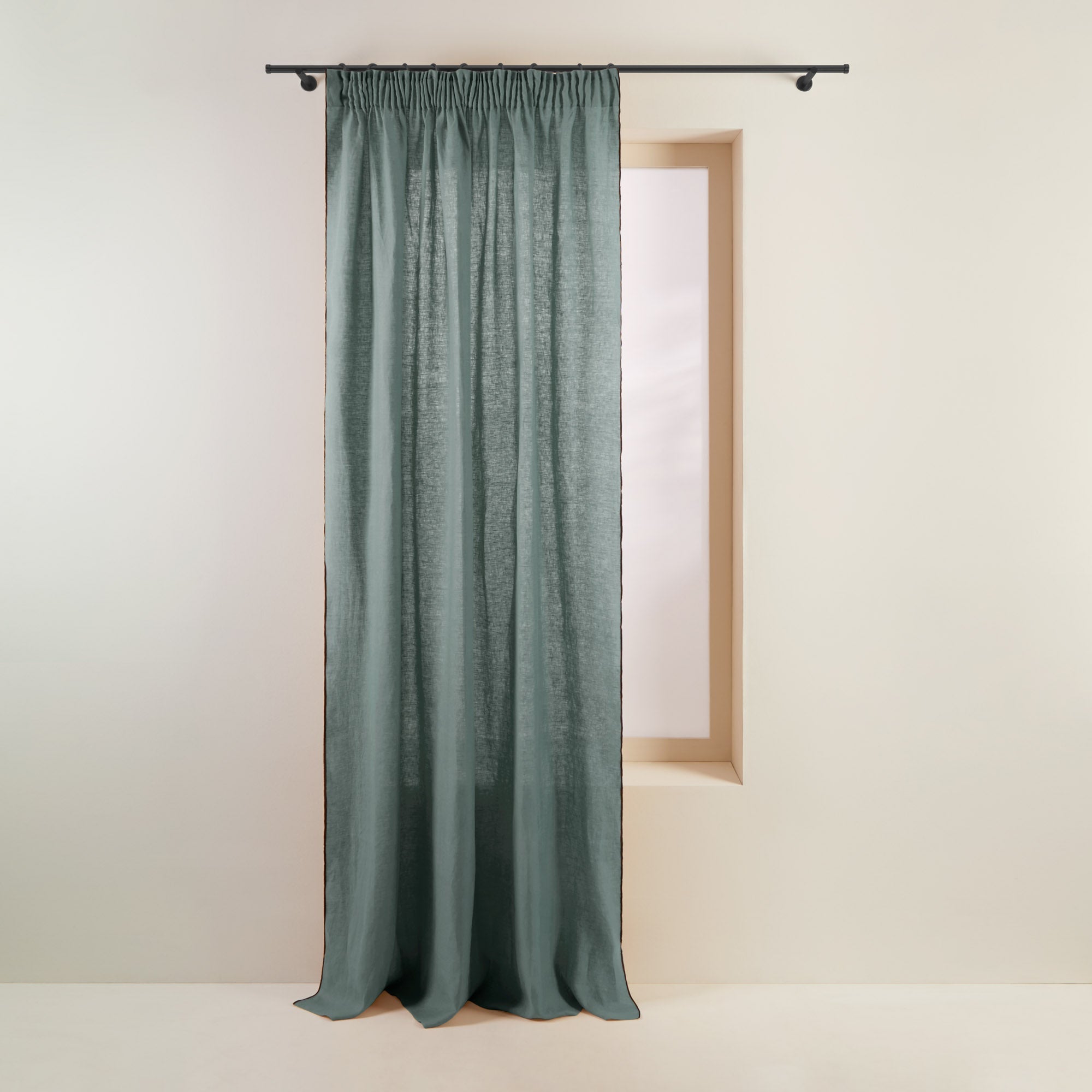 Madura Gordijn Carlina groen van grijze en zwarte hommel 135x350 cm