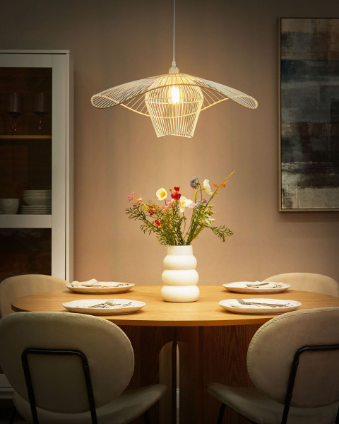 Lampa wisząca ze metalowo-rattanowym kloszem biała