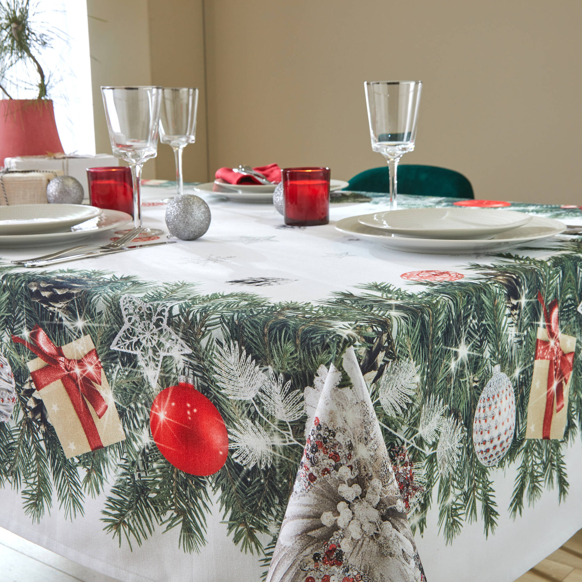 Nappe antitache imprimé couronne de No&euml;l