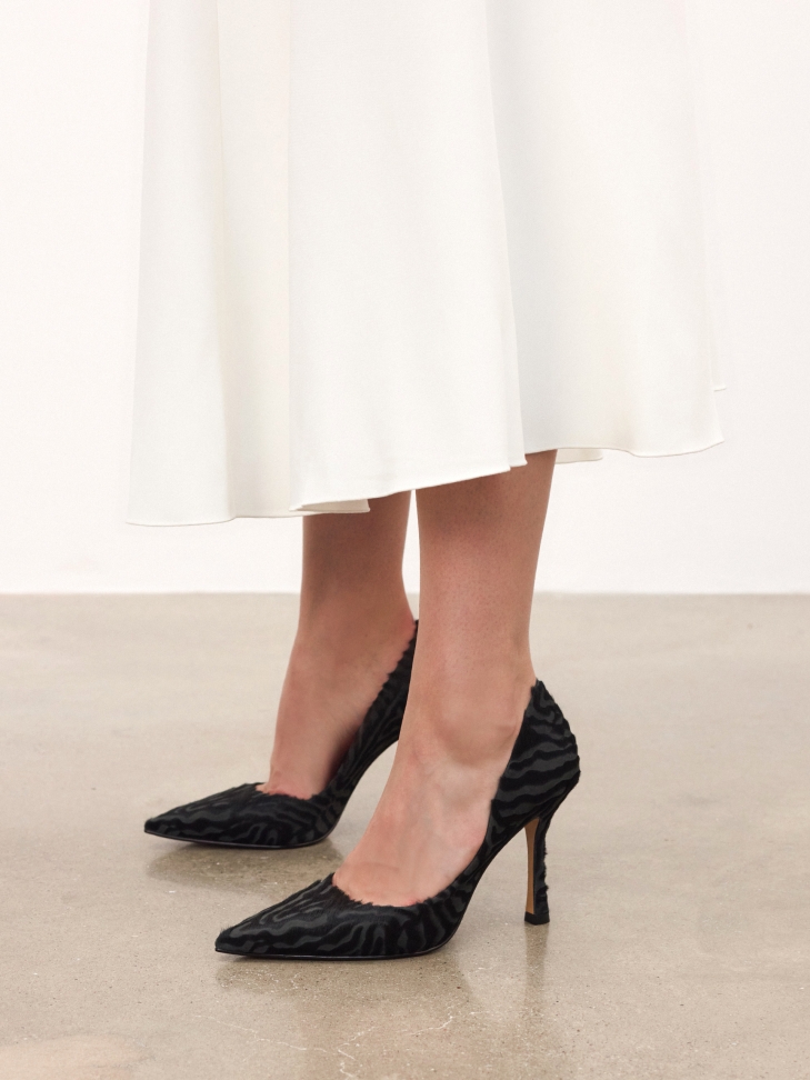 Zebra pattern leather pumps with bristles