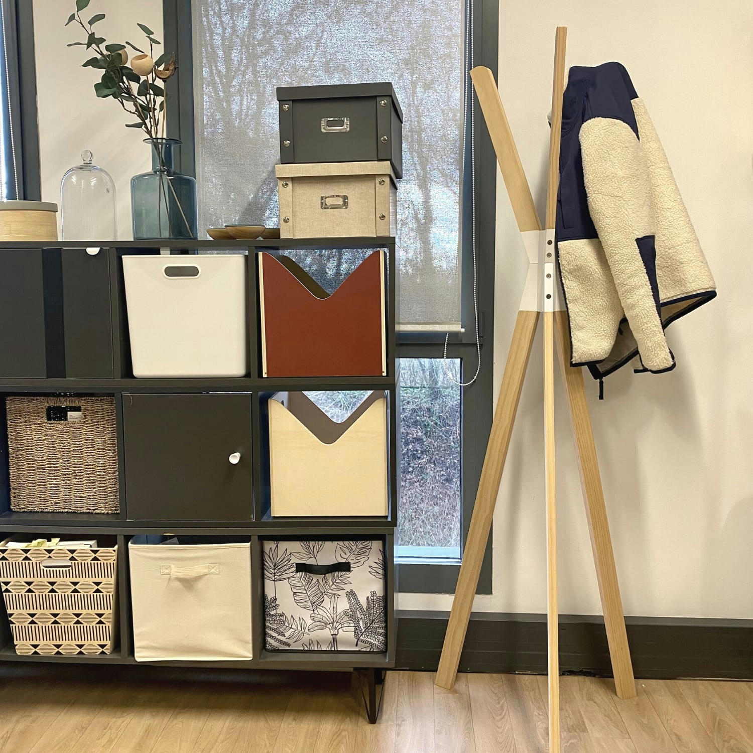 - Porte-manteaux avec 3 crochets Tipi en bois 56x49x170cm