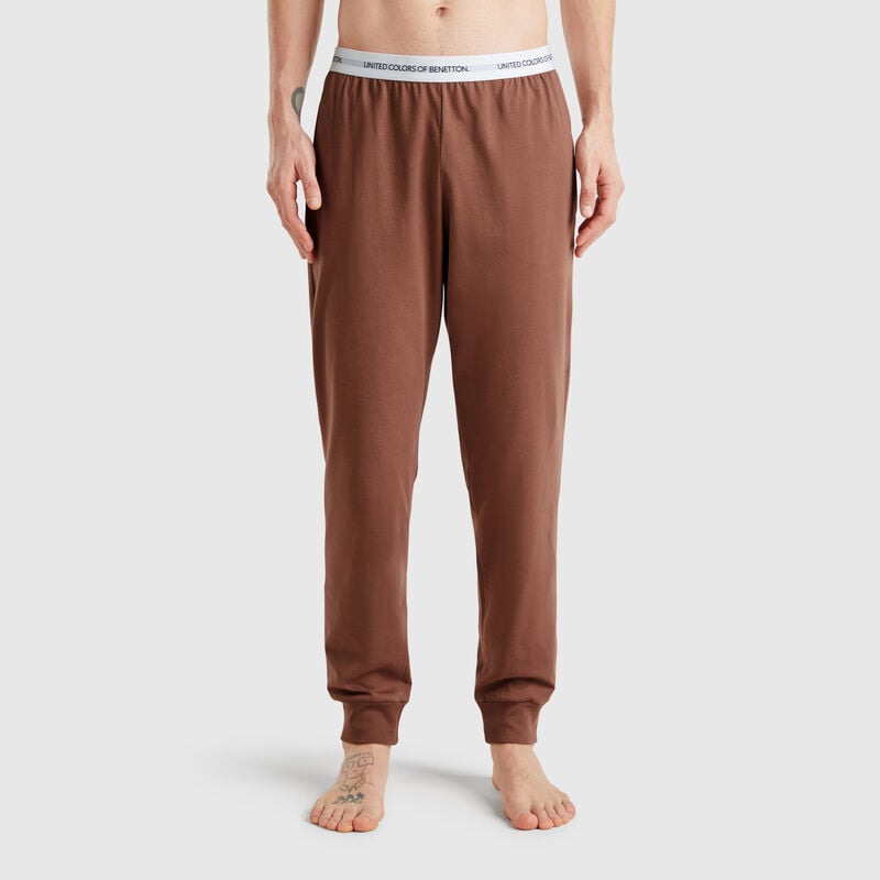 Trousers with elastic logo