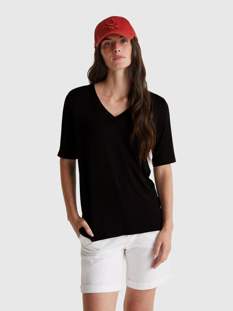 V-neck t-shirt in stretch viscose