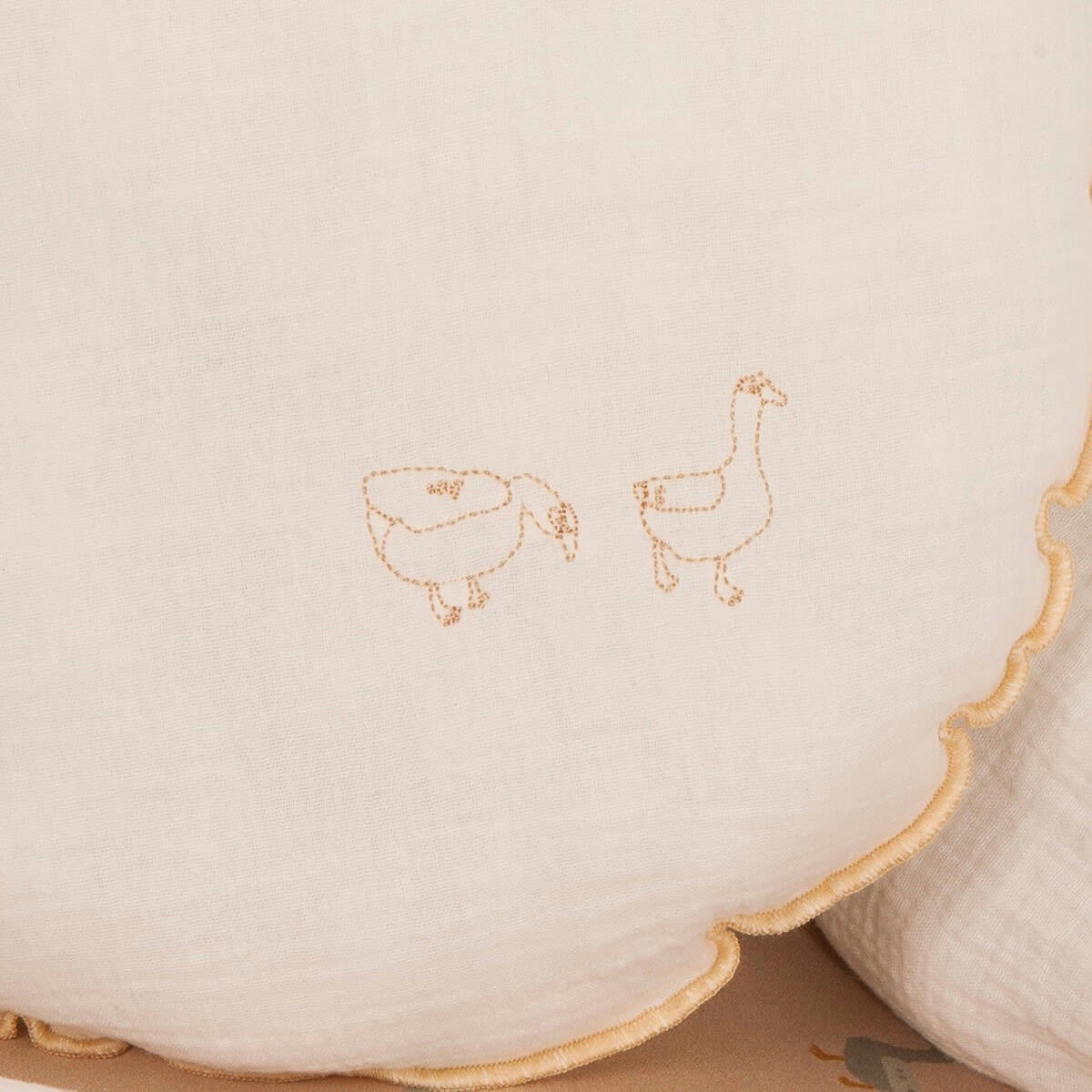 BARNA - Coussin rond canards broderie beige