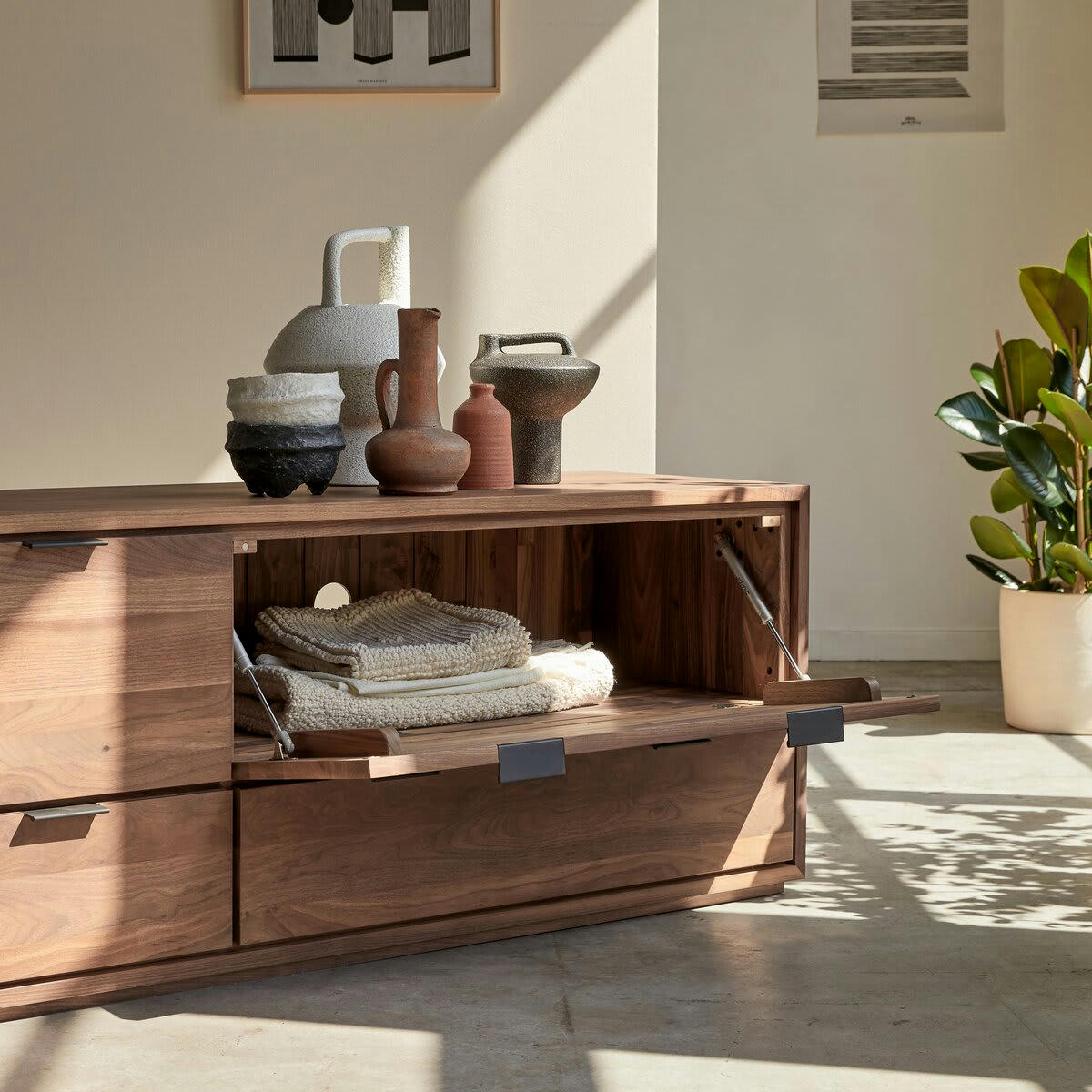 SENSON - Meuble TV en noyer massif 180 cm