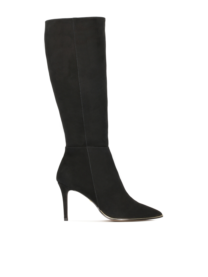 Nubuck boots with pointed toe noses