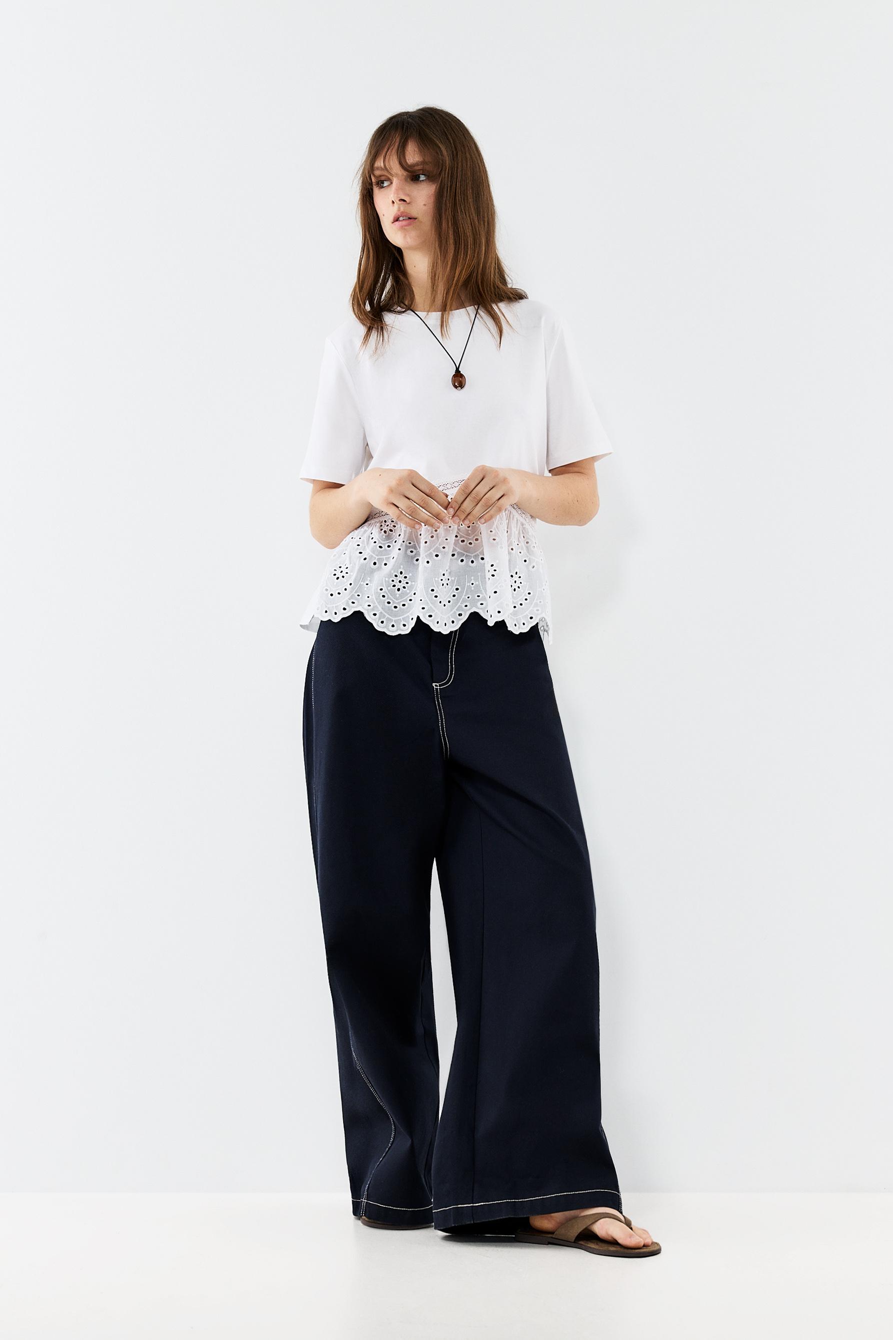 Camiseta peplum bordado suizo
