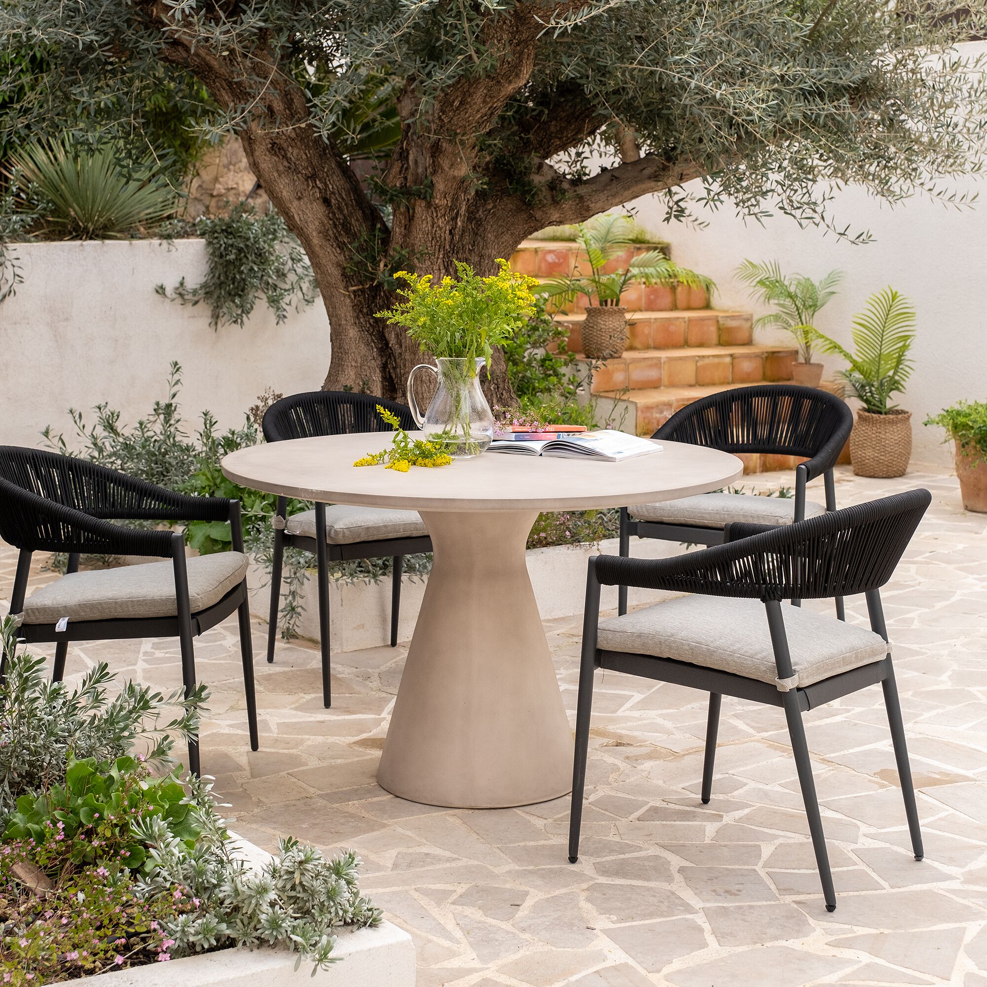 MORMOIRON - Chaise de jardin empilable avec accoudoirs en aluminium et cordage - noir