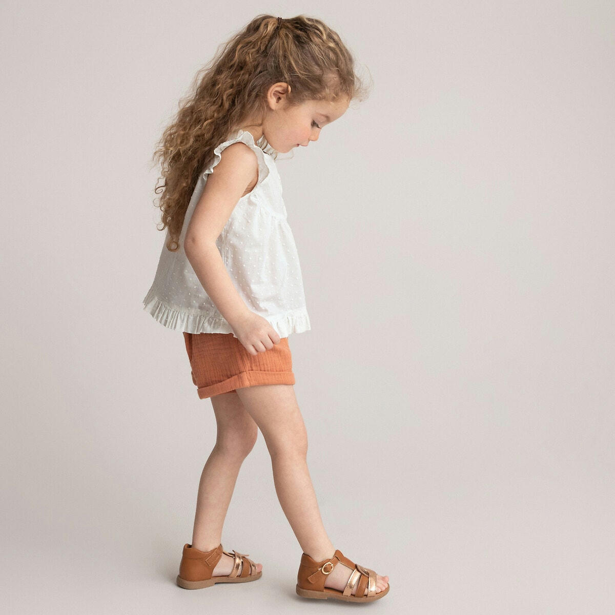 Blouse sans manches volantée en plumetis