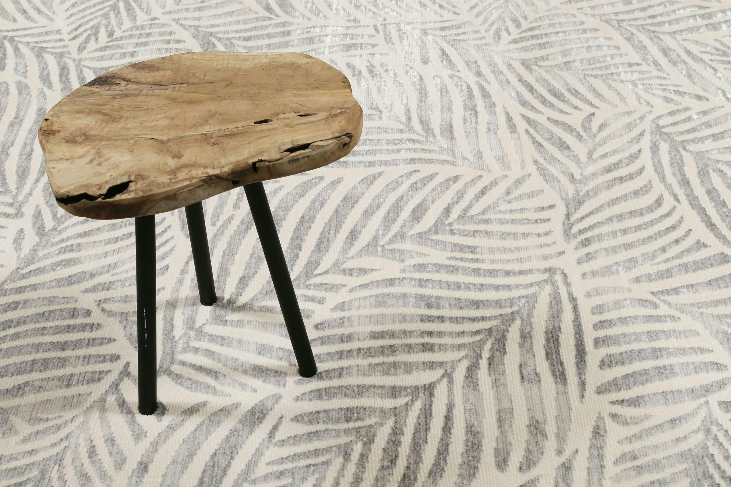 VICTORIA - Tapis tissé plat thème feuillage gris fond beige à franges 160x225