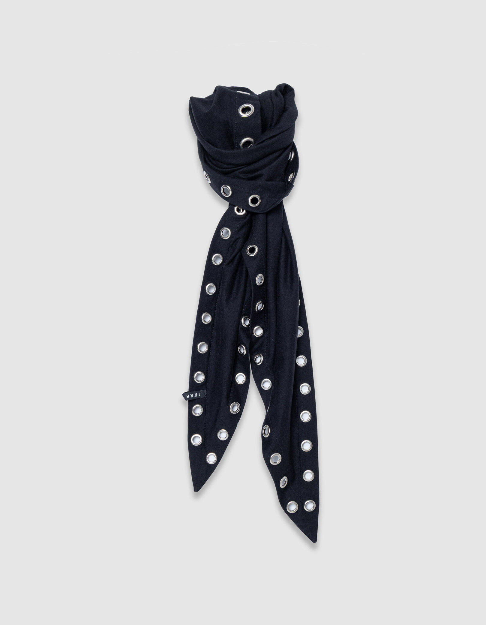 Foulard en pointe noir maille décor oeillets Femme