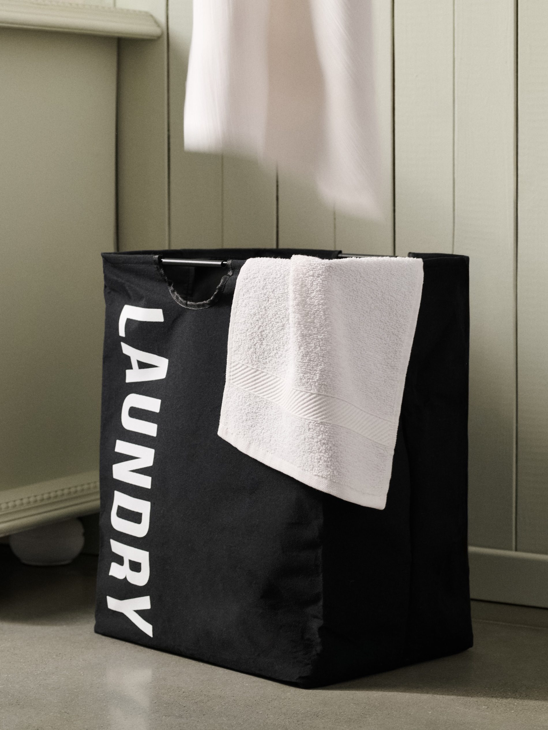 Kosz na pranie z napisem LAUNDRY