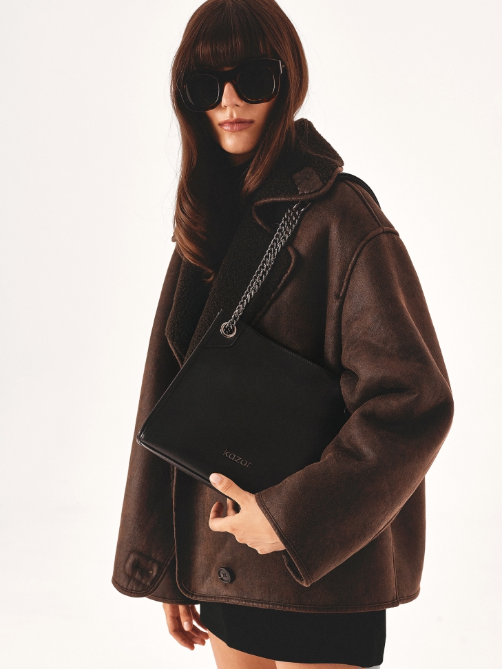 Shoulder bag with sliding chain