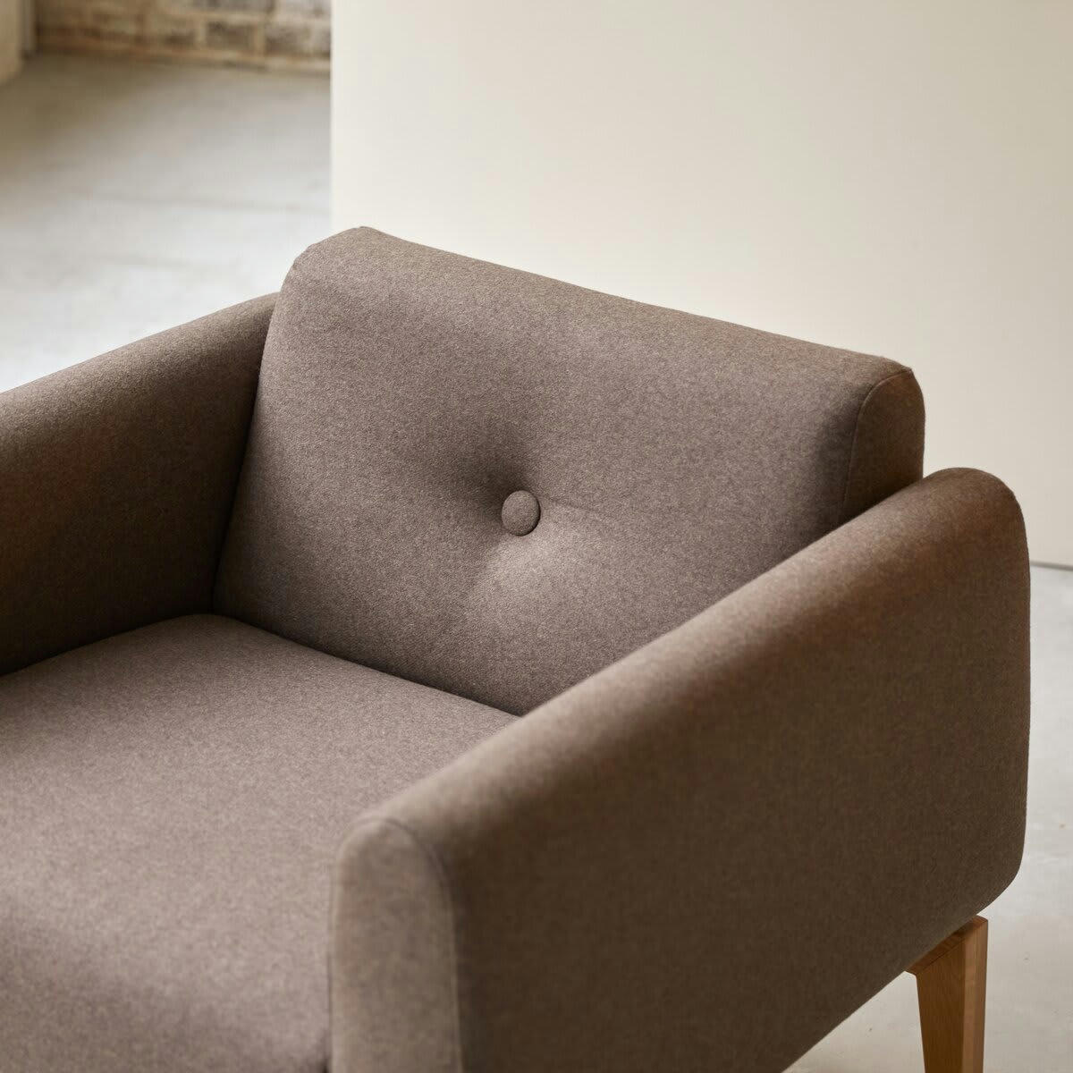 BJORN - Fauteuil en chêne massif et tissu marron