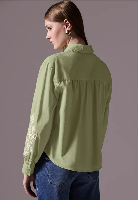Hemdbluse mit Stickerei