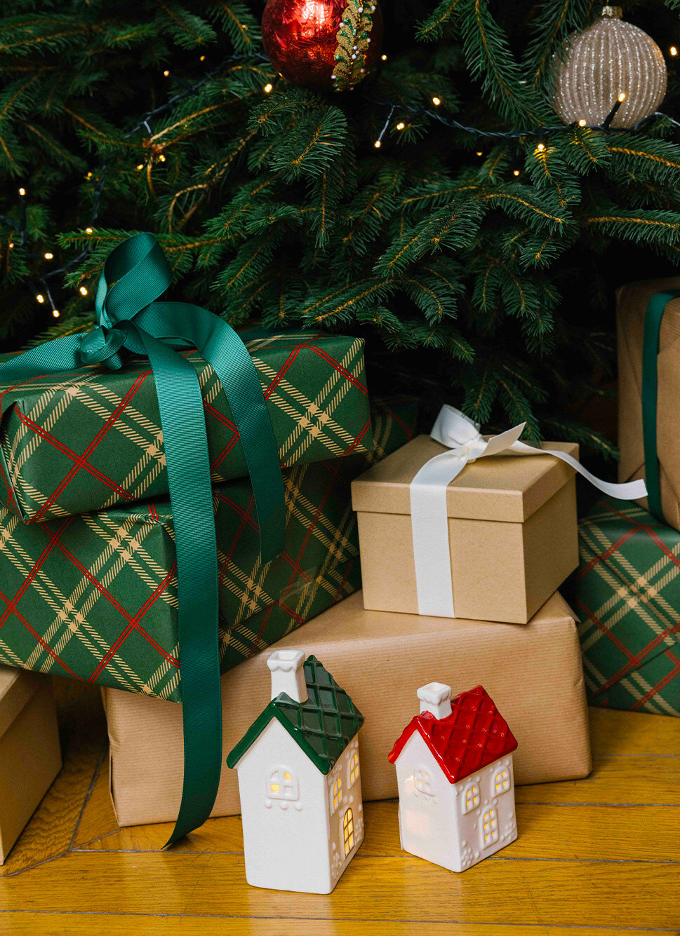 MAISON LUMINEUSE EN PORCELAINE VERT FONCÉ