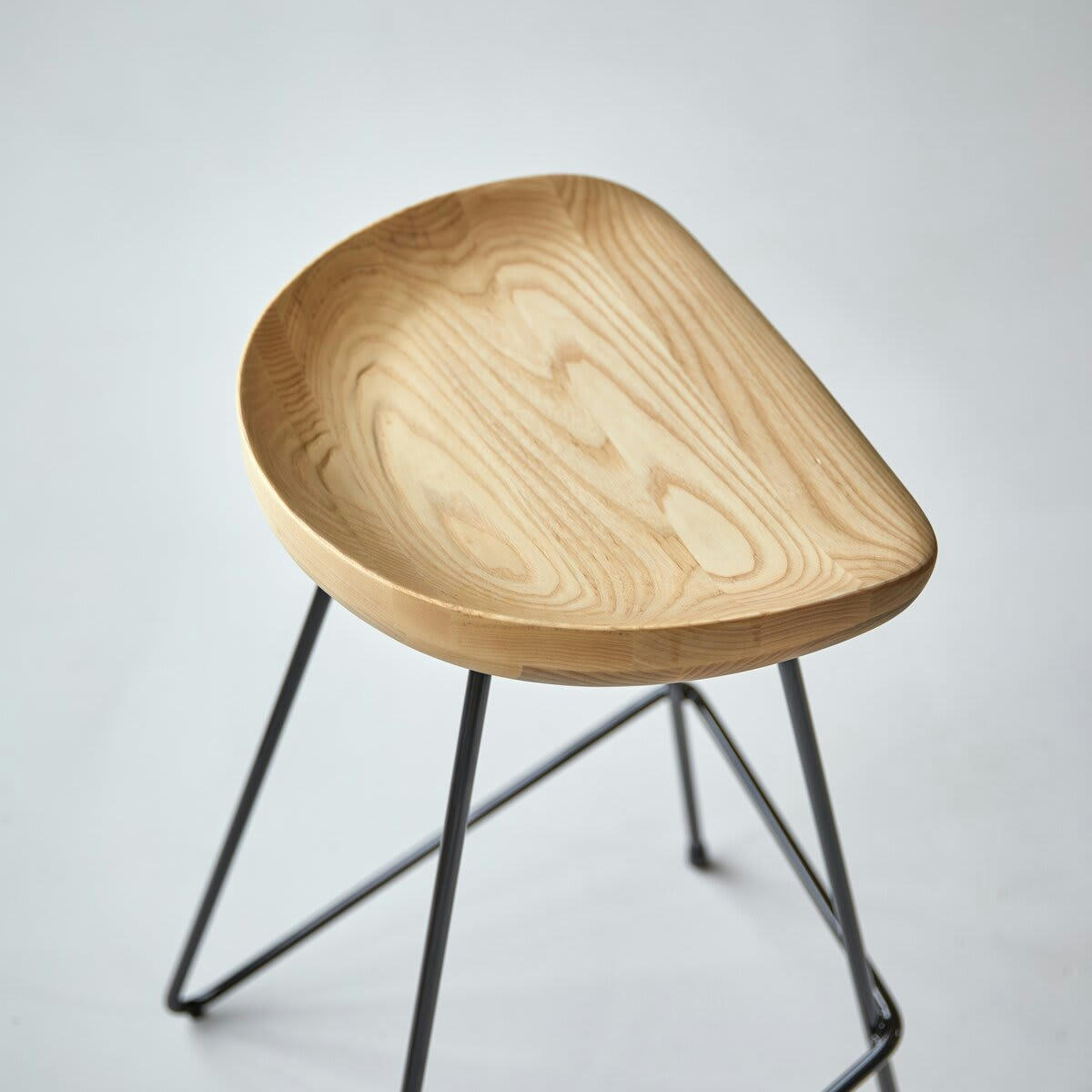 MARI - Tabouret haut en frêne massif et métal black
