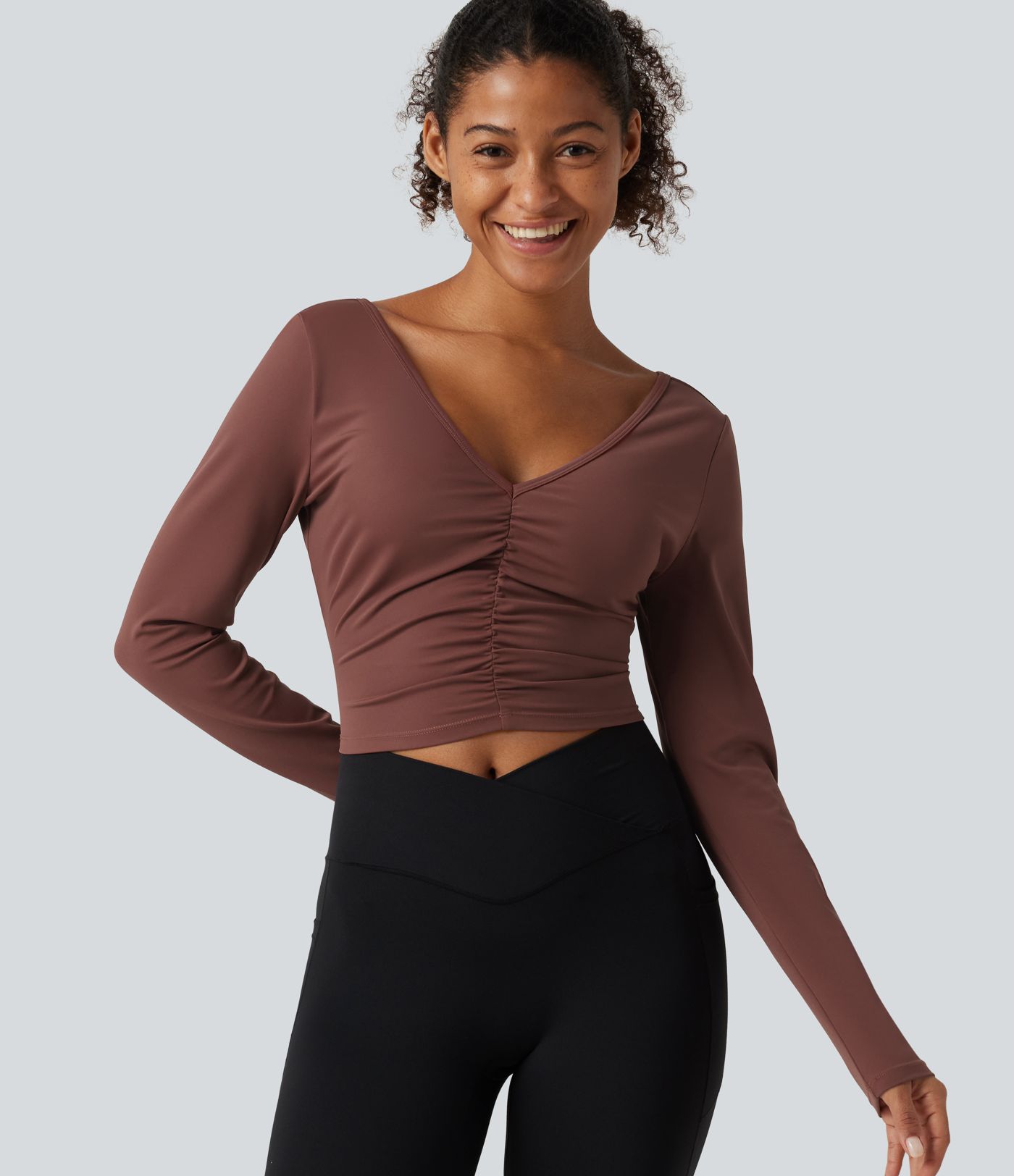 Haut de yoga court SoftlyZero™ Airy col V, effet frais InstantCool protection solaire UPF50 , manches longues froncées et découpe ajourée