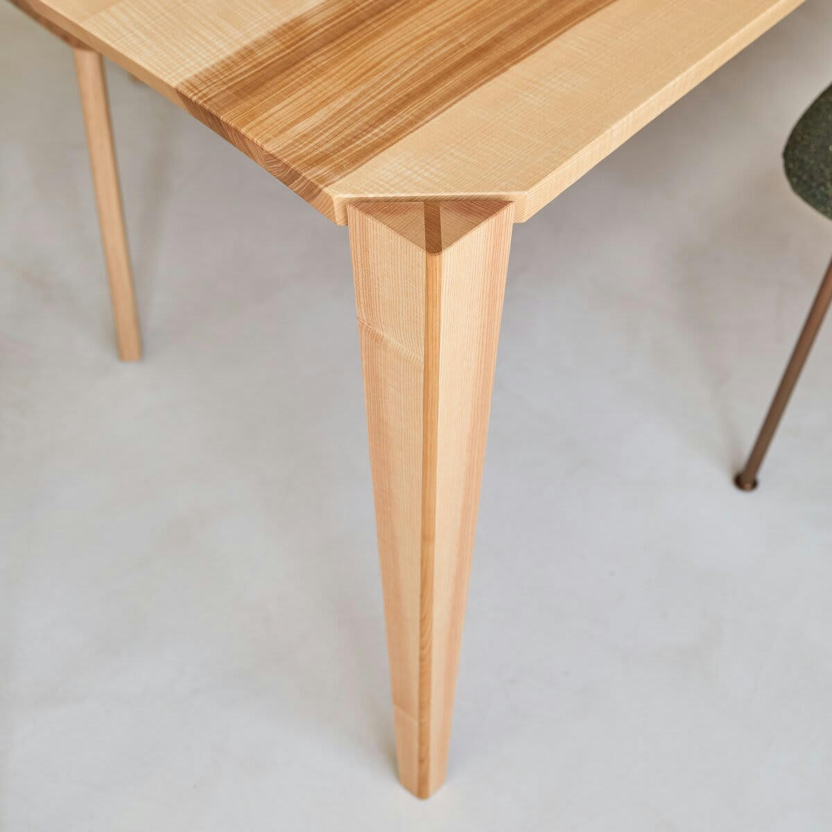PAULIN - Table en frêne olivier massif français 6-8 pers.