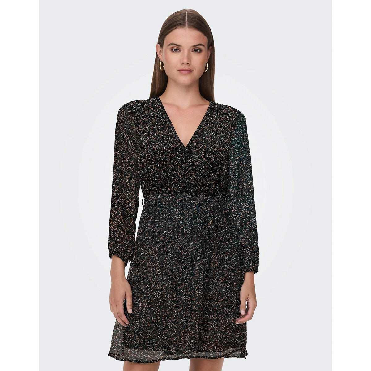 Robe courte fleurie, col V