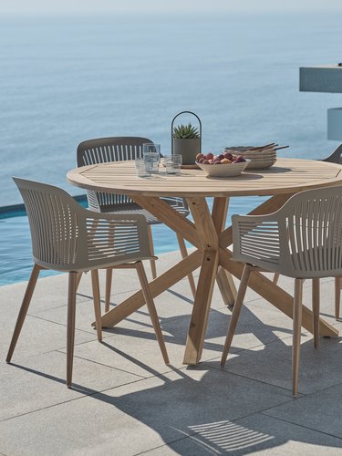 HESTRA D126 table hardwood + 4 VANTORE chair sand