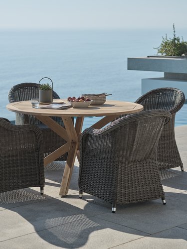 HESTRA D126 table hardwood + 4 GAMMELBY chair grey