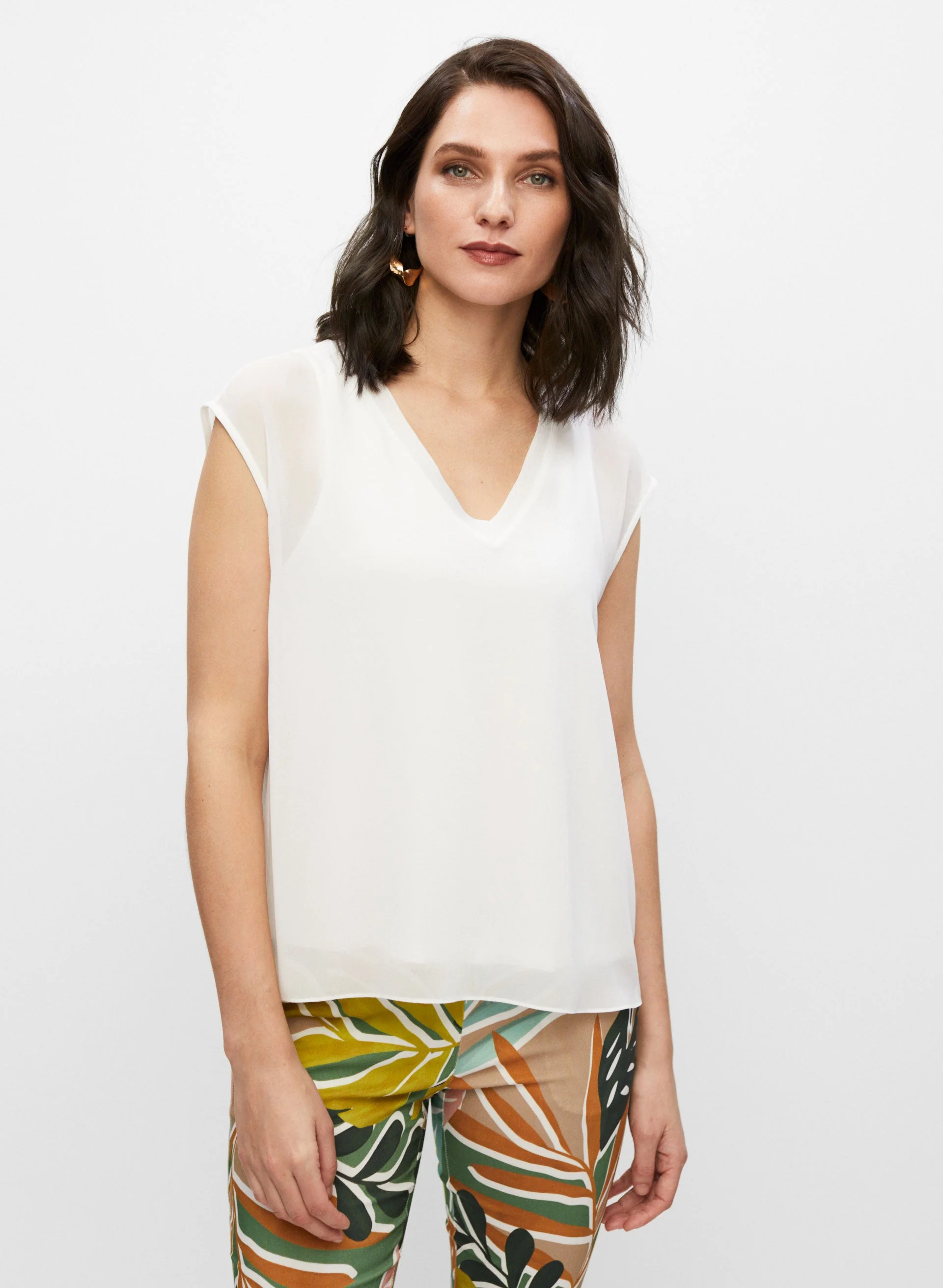 V-neck Sleeveless Blouse
