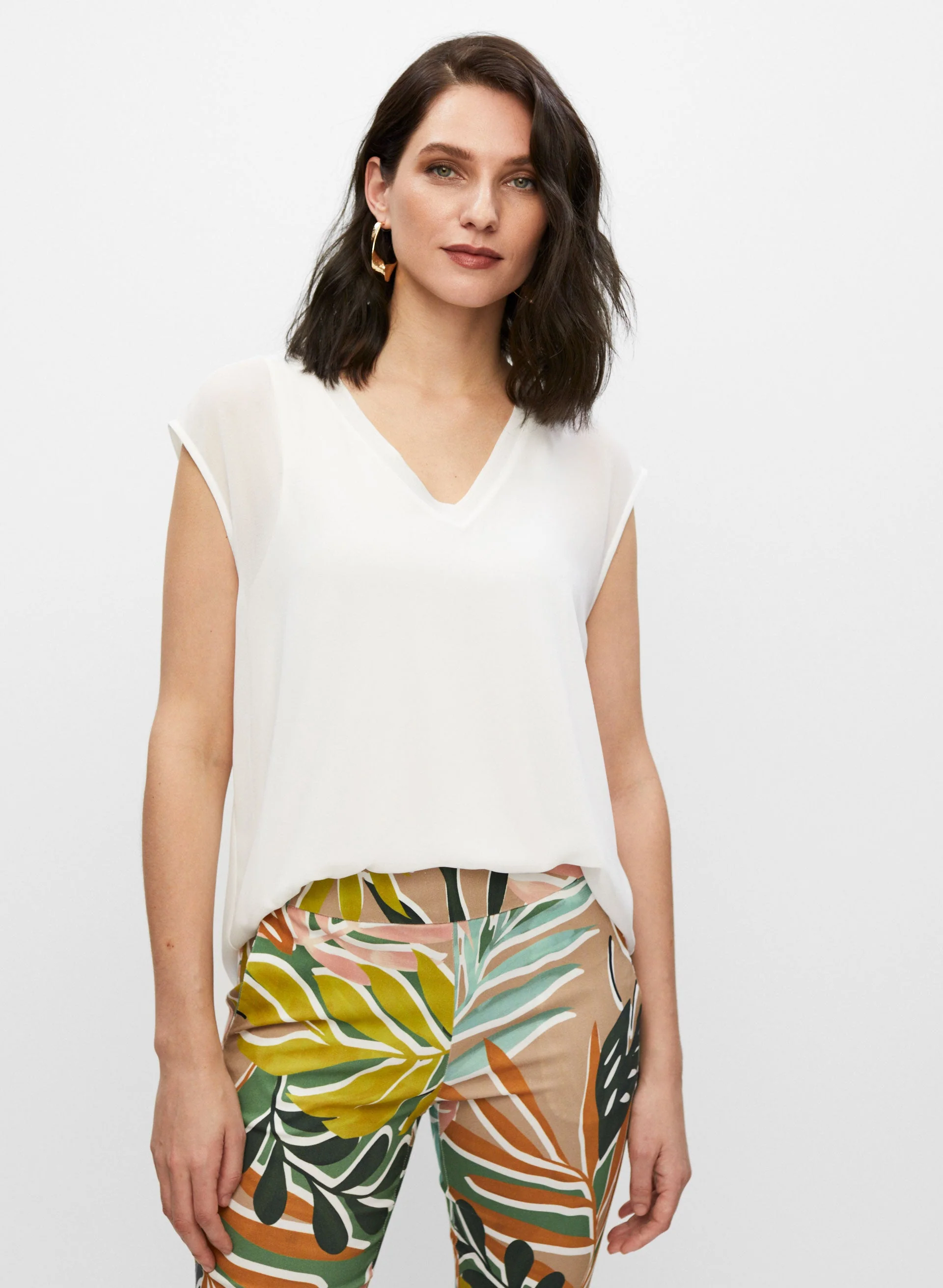 V-neck Sleeveless Blouse