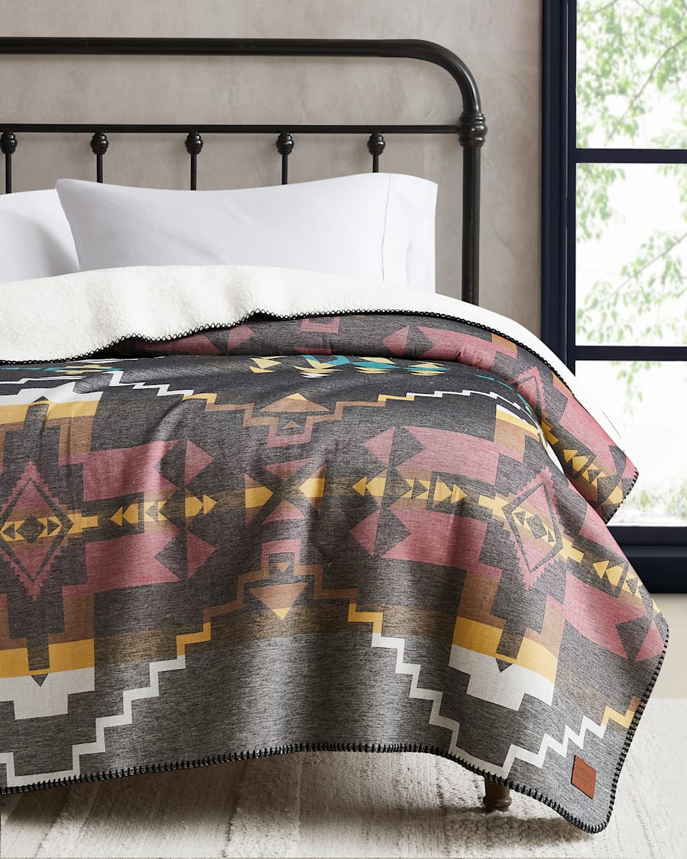 FOUR CORNERS SHERPA THROW