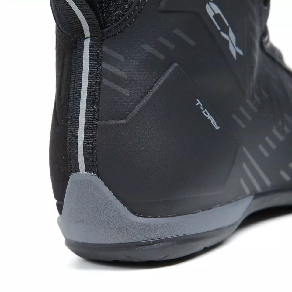R04D WP - BLACK - DAINESE