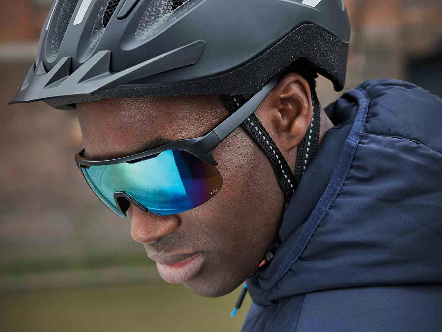 Casco de ciclismo unisex con luz trasera negro mate