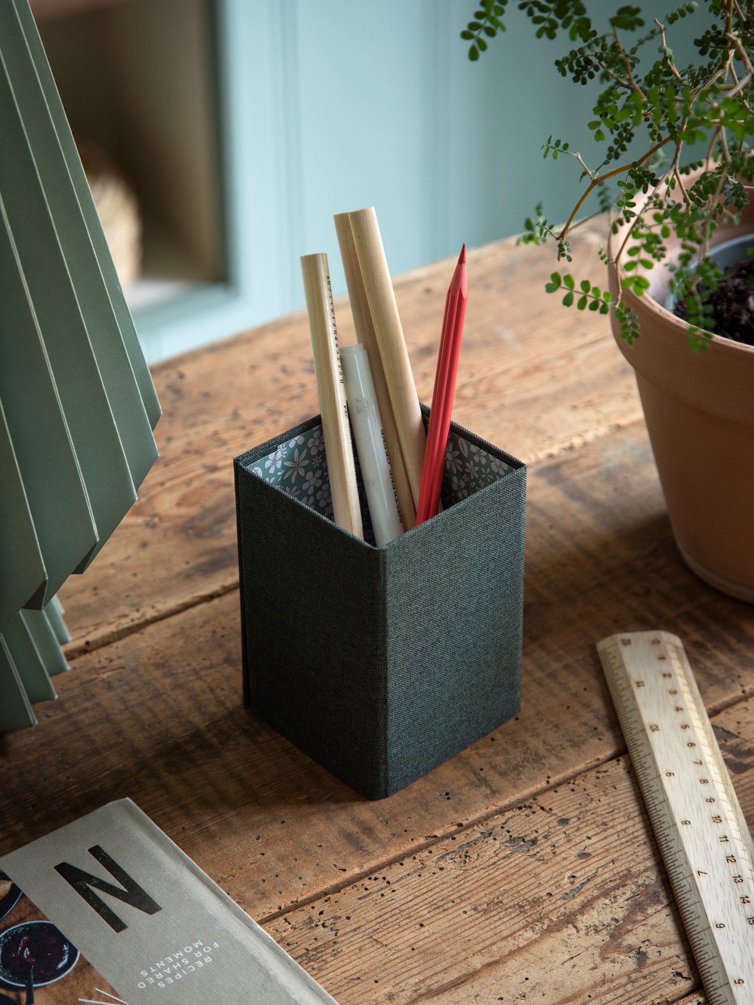 Foldable pen holder