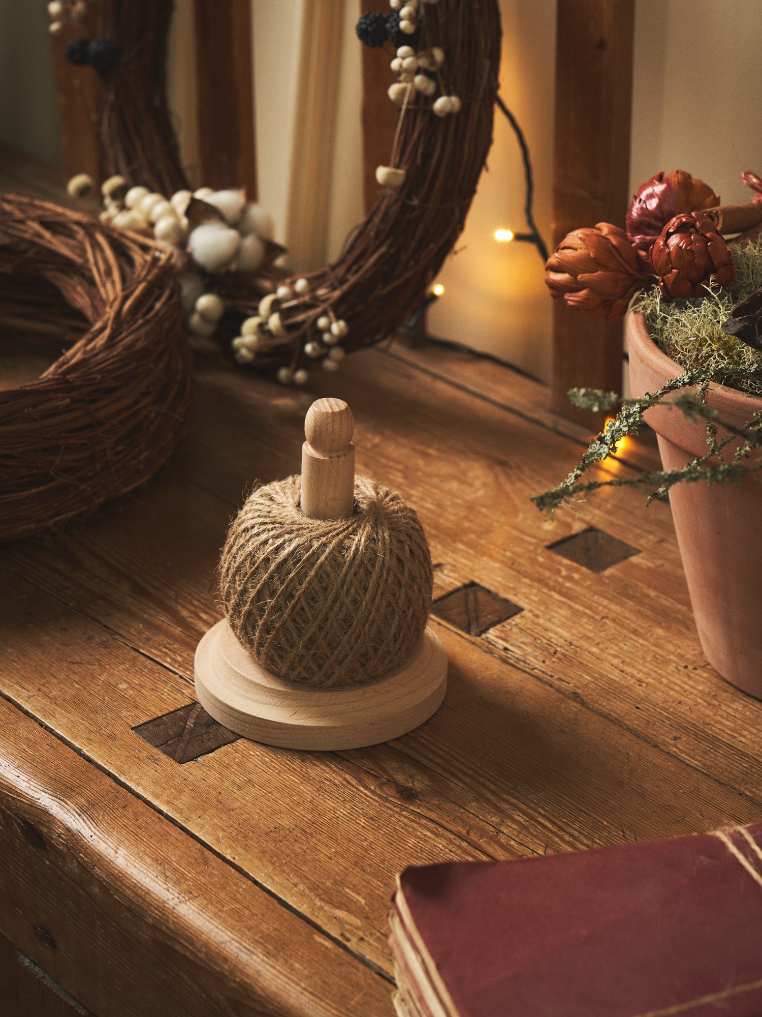 Jute twine with holder