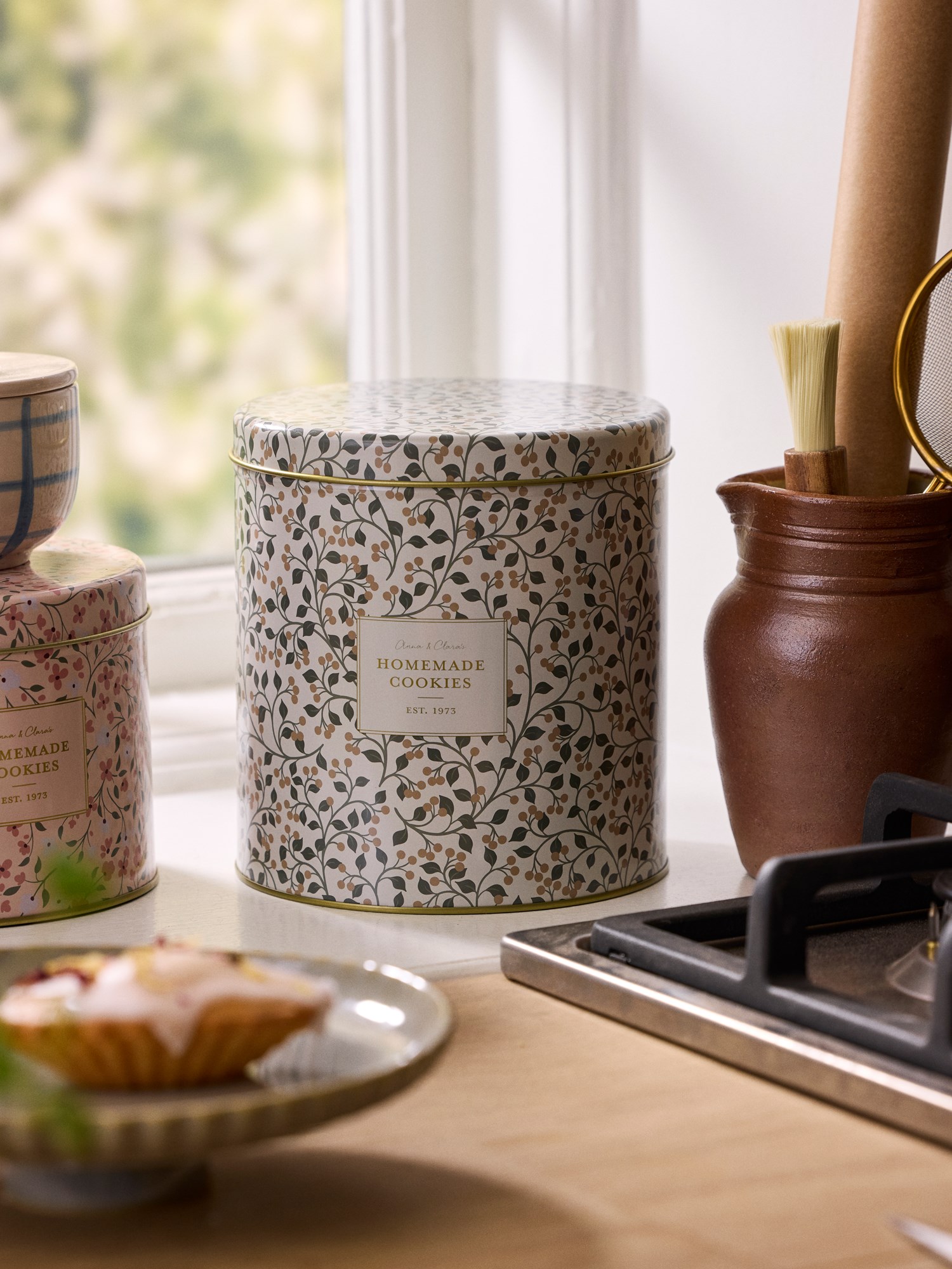 Biscuit tin