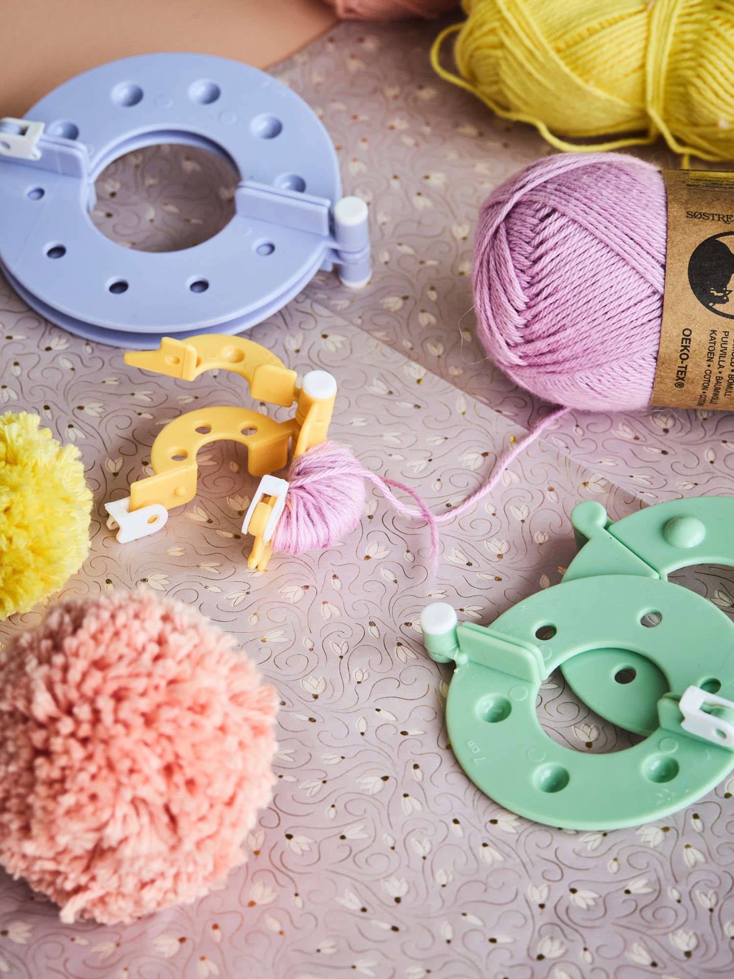 Pom pom maker