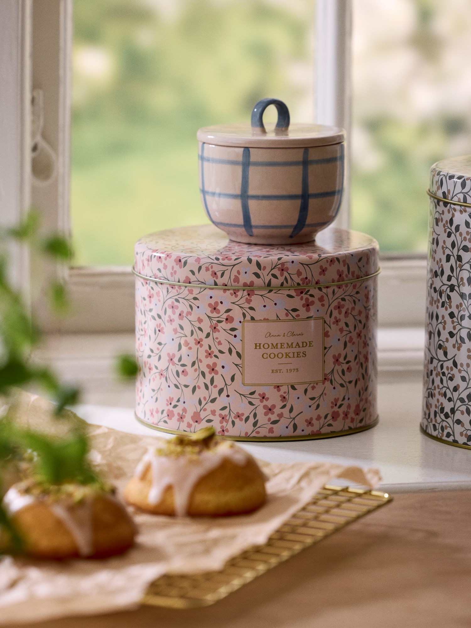 Biscuit tin